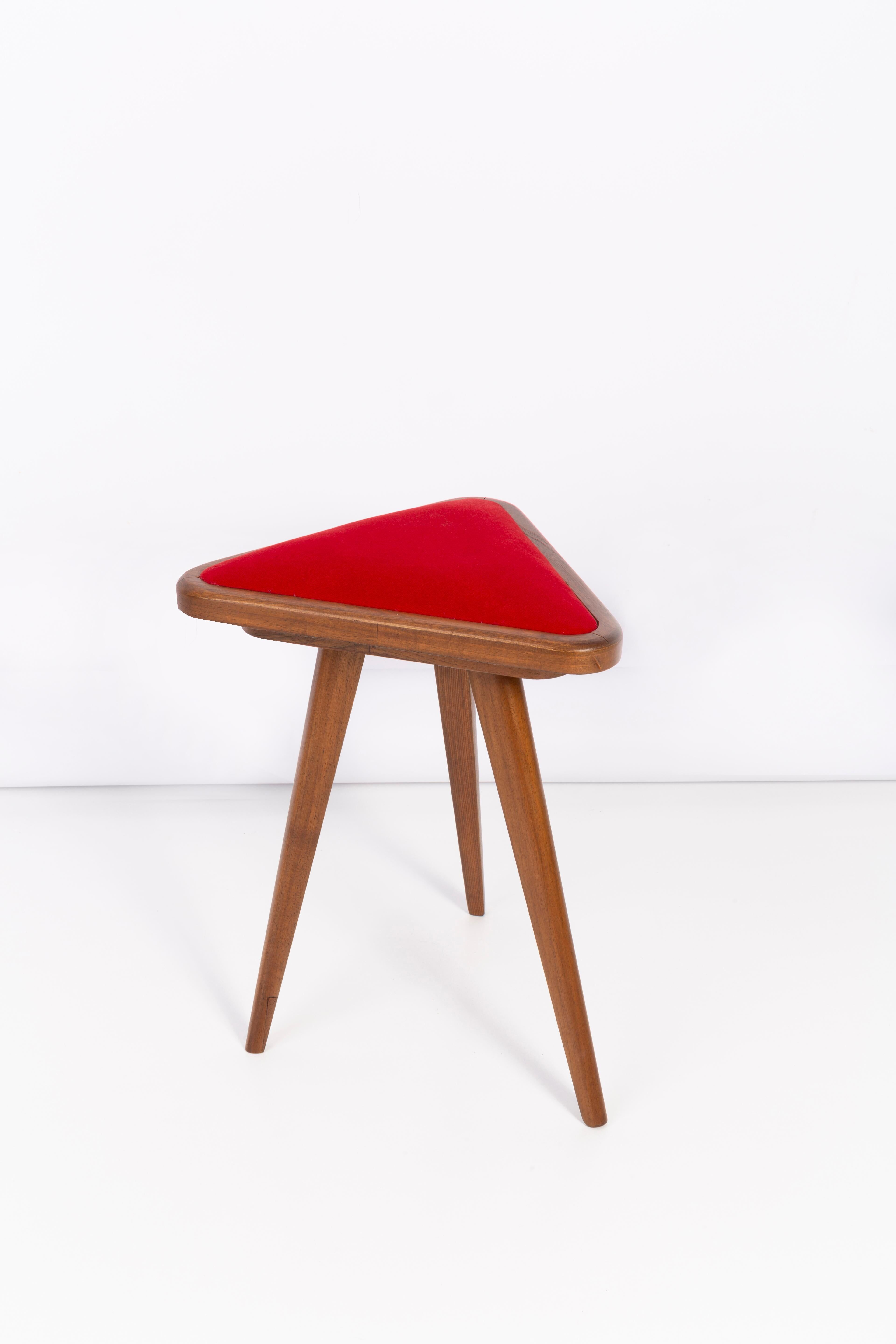 Set of two triangular stools in black and red velvet from the 20th century, 1960s.