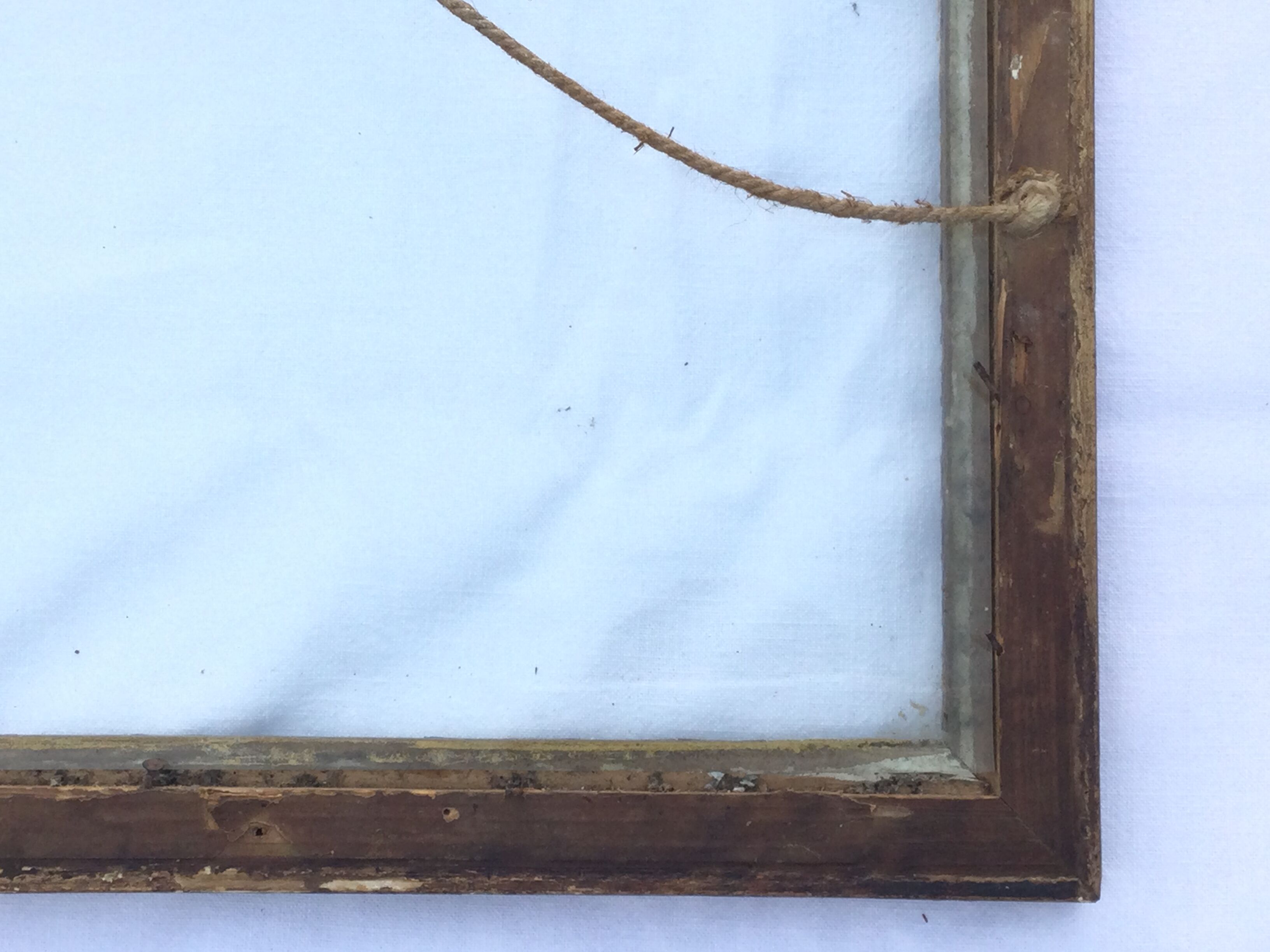 Gilded wooden frame and its glass