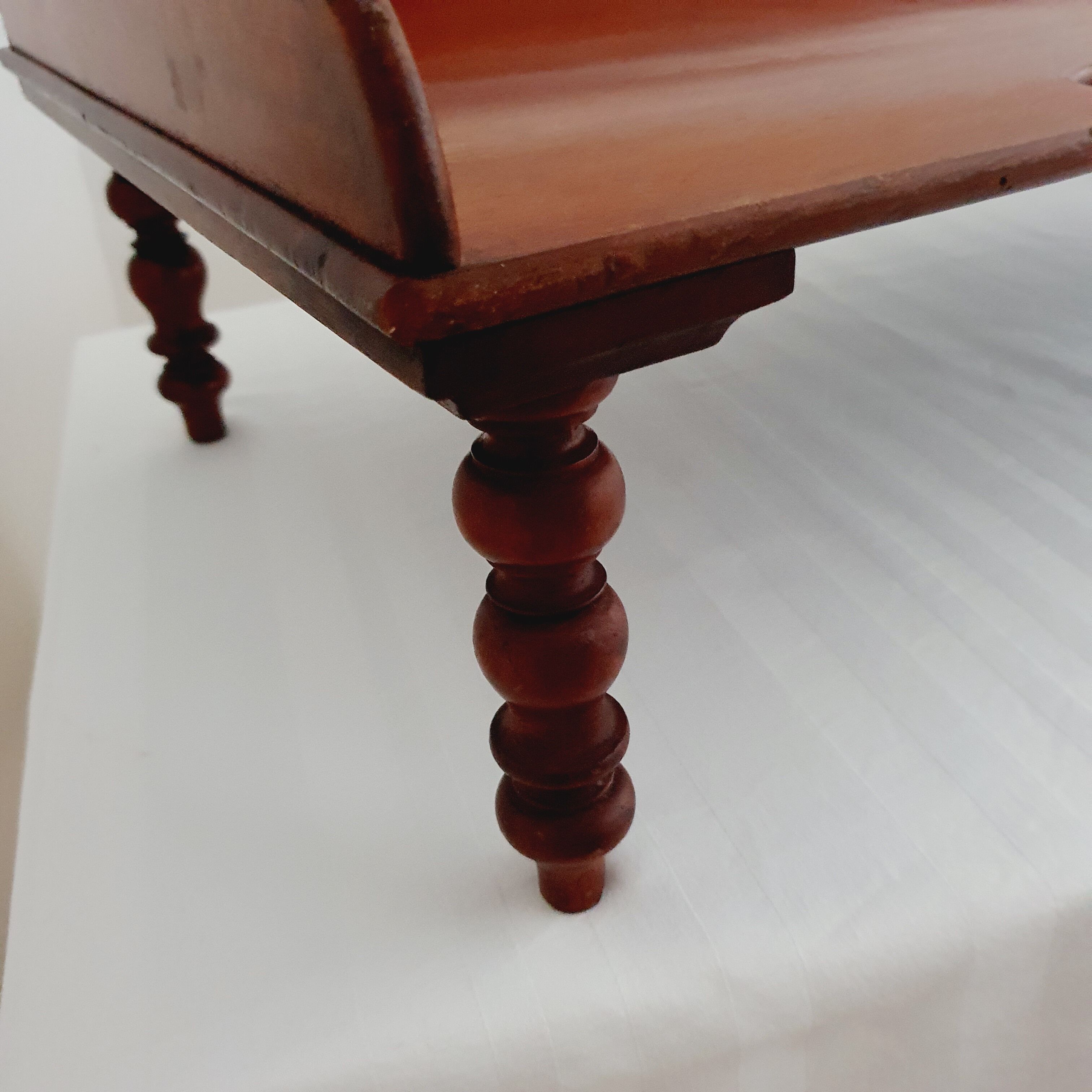 Plateau de service en bois sur pieds