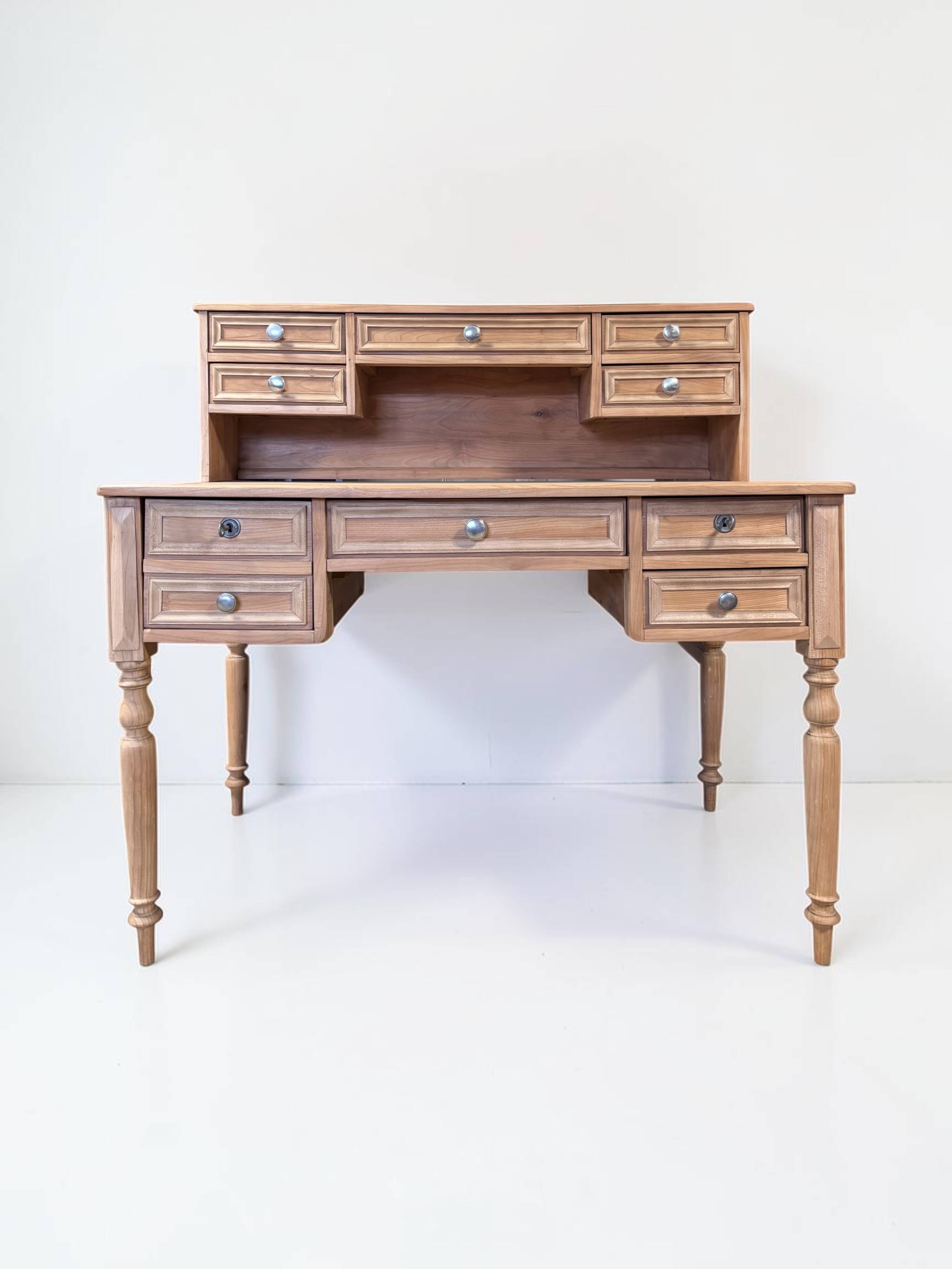 Bureau à gradin style Louis XVI en merisier massif rénové