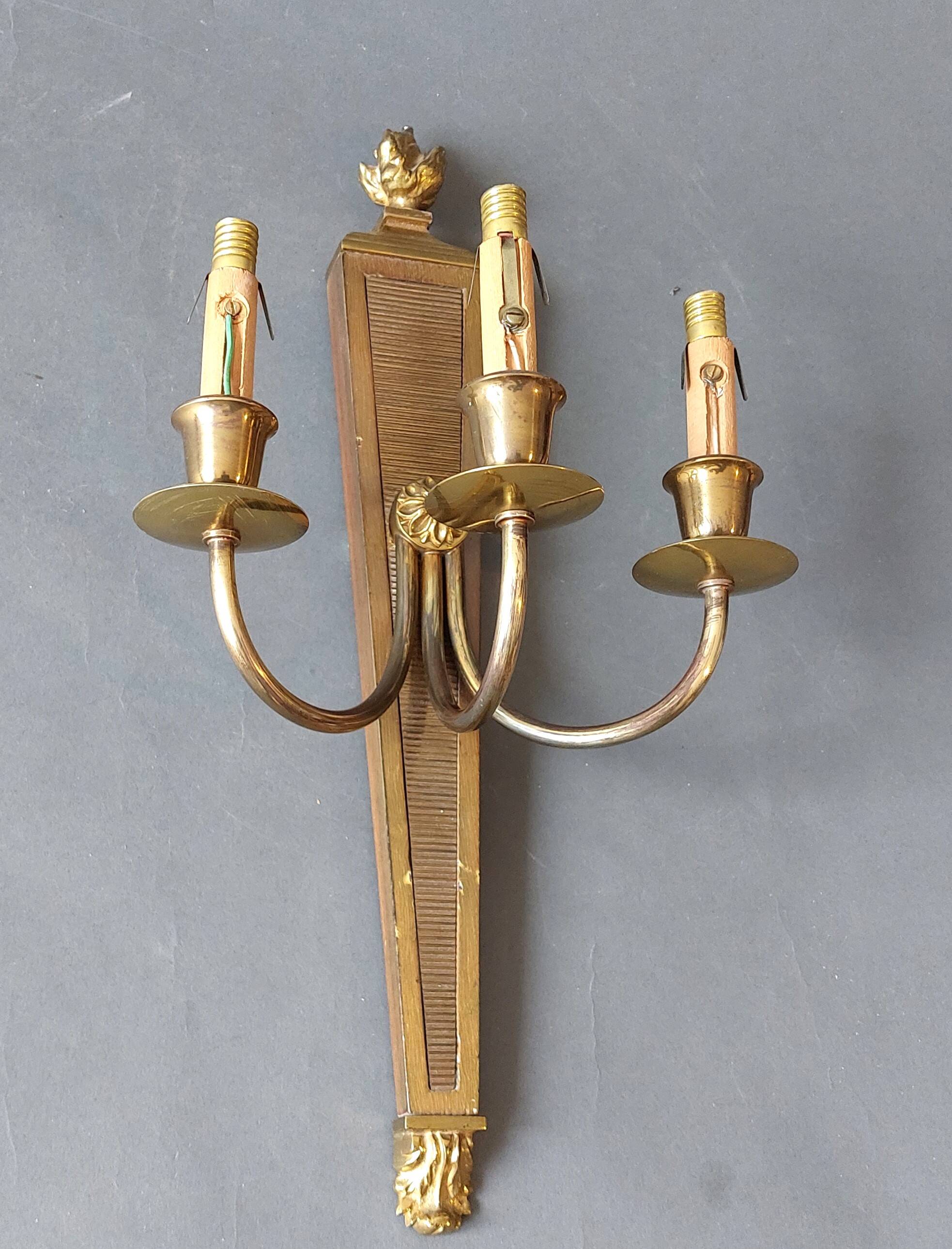 Wall lamp in the shape of a 1940 quiver with three arms, gilded brass and solid mahogany.