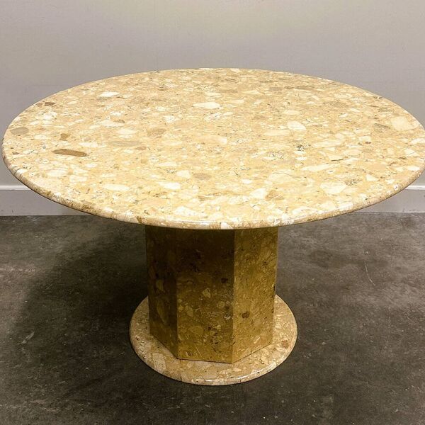 Table ronde sur pied en marbre brèche   Table de salle à manger vintage en pierre des années 1980   Postmoderne