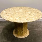 Table ronde sur pied en marbre brèche | Table de salle à manger vintage en pierre des années 1980 | Postmoderne