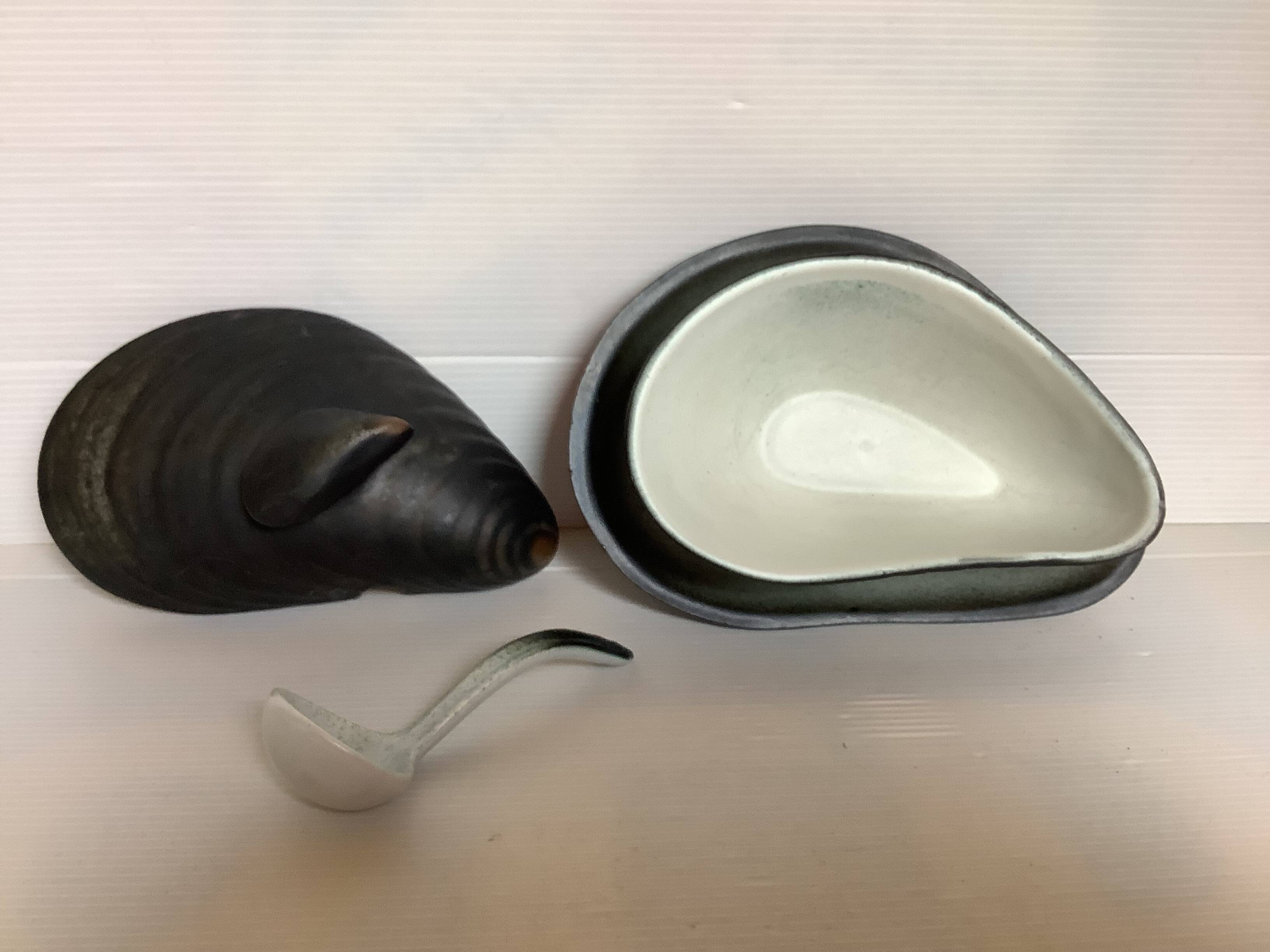 Shell-shaped sauceboat