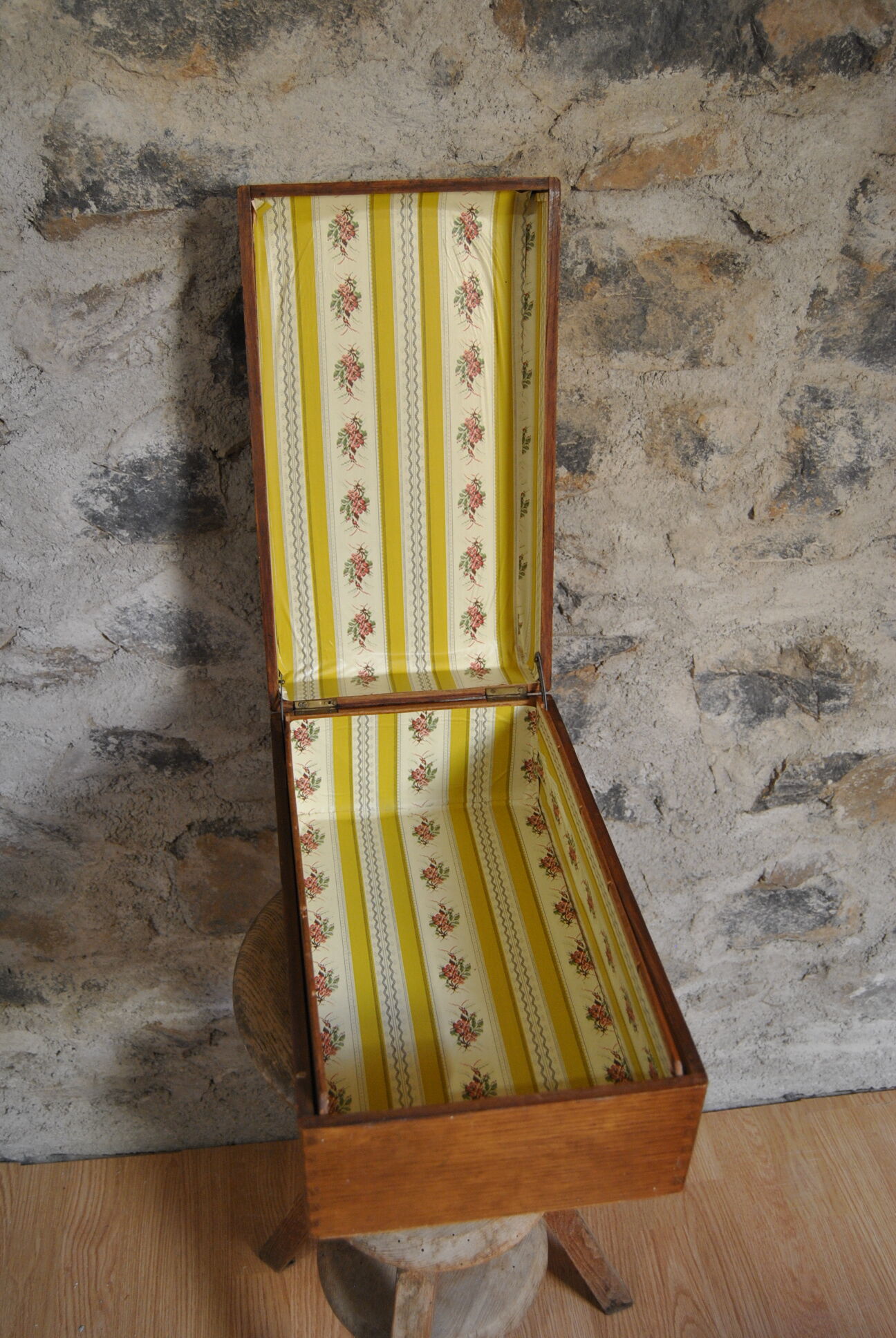 Vintage lined interior wooden long box