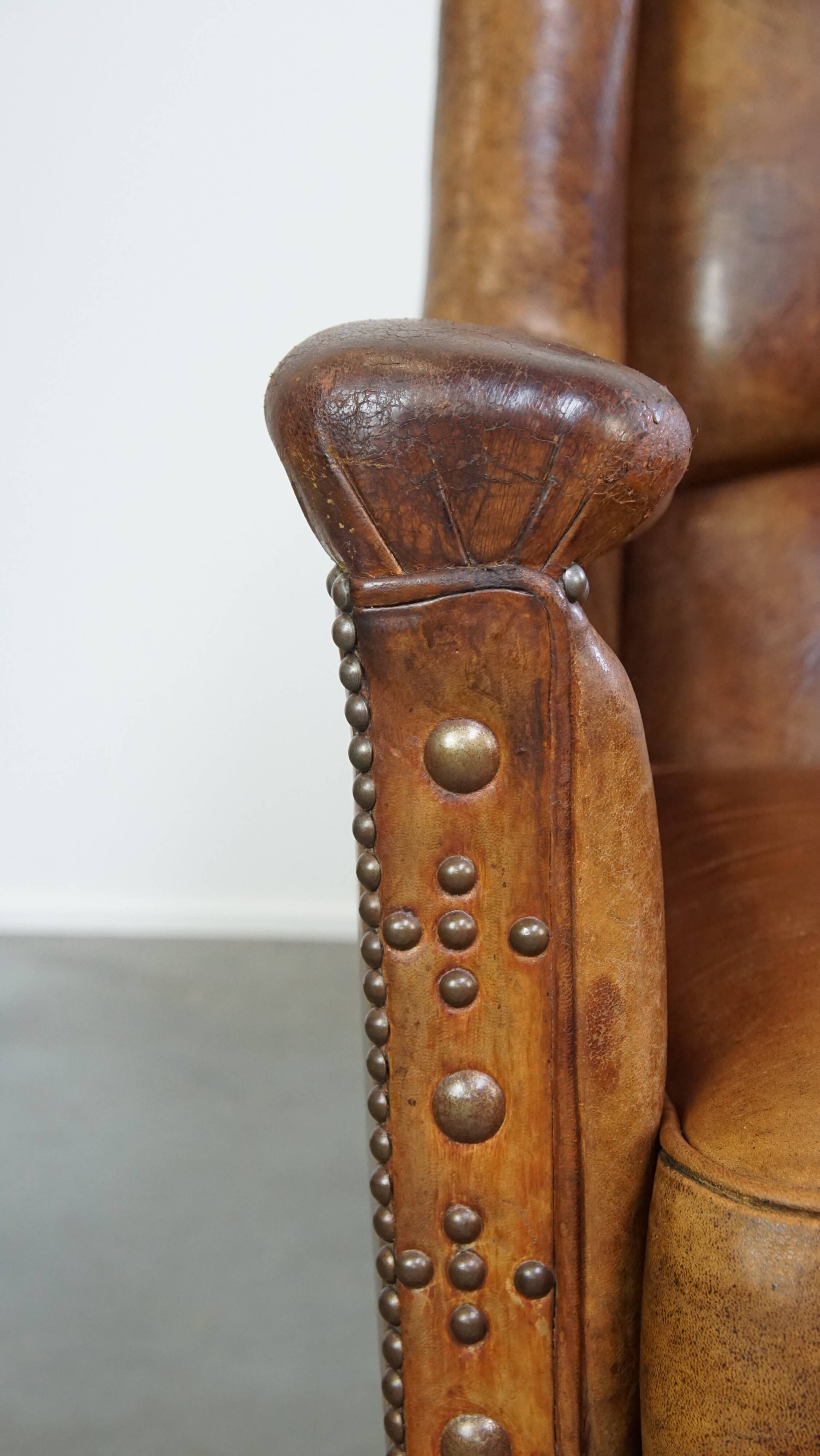 Fauteuil en cuir de mouton antique caractéristique avec de beaux détails et un design unique