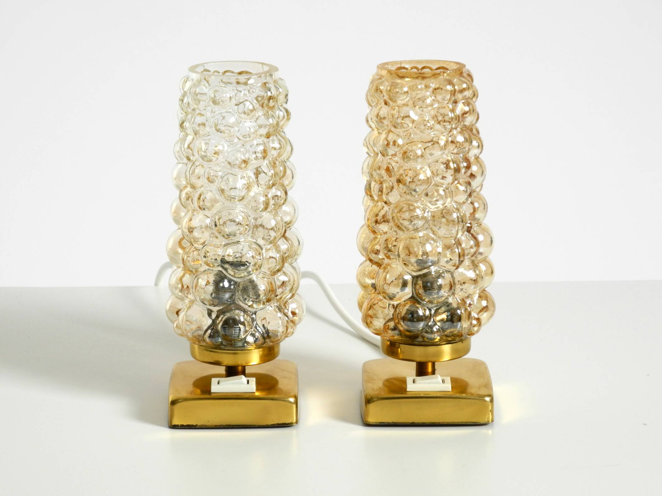 Deux lampes de chevet en laiton rares des années 1960 avec des abat-jours en verre bullé doré.