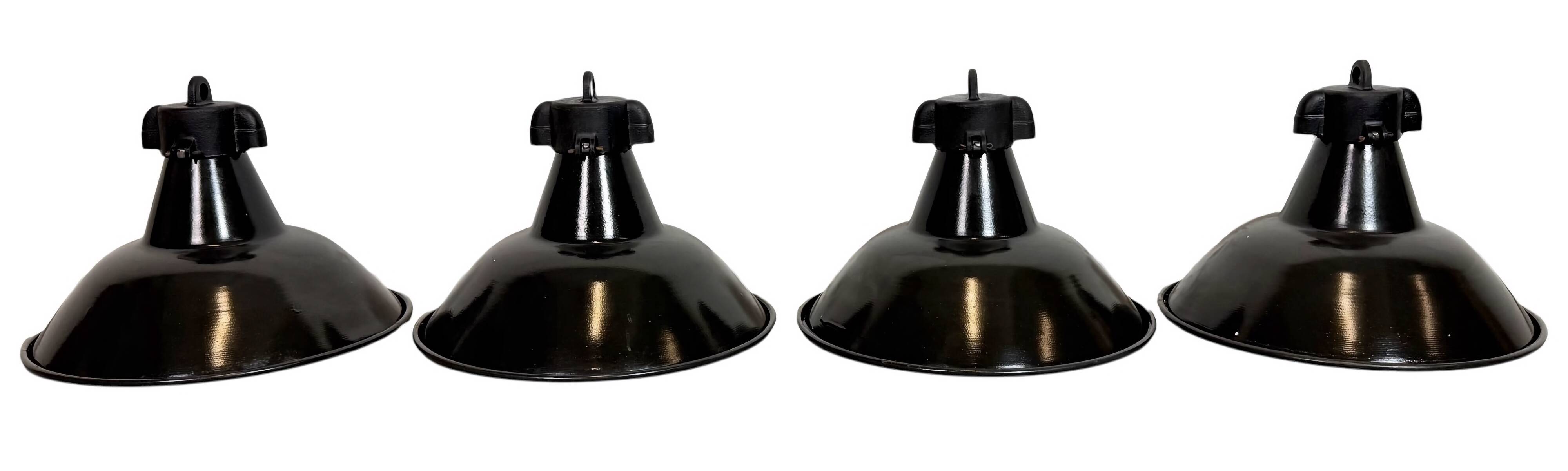 Ensemble de 4 lampes d'usine en émail noir industriel avec dessus en fonte, années 1950.