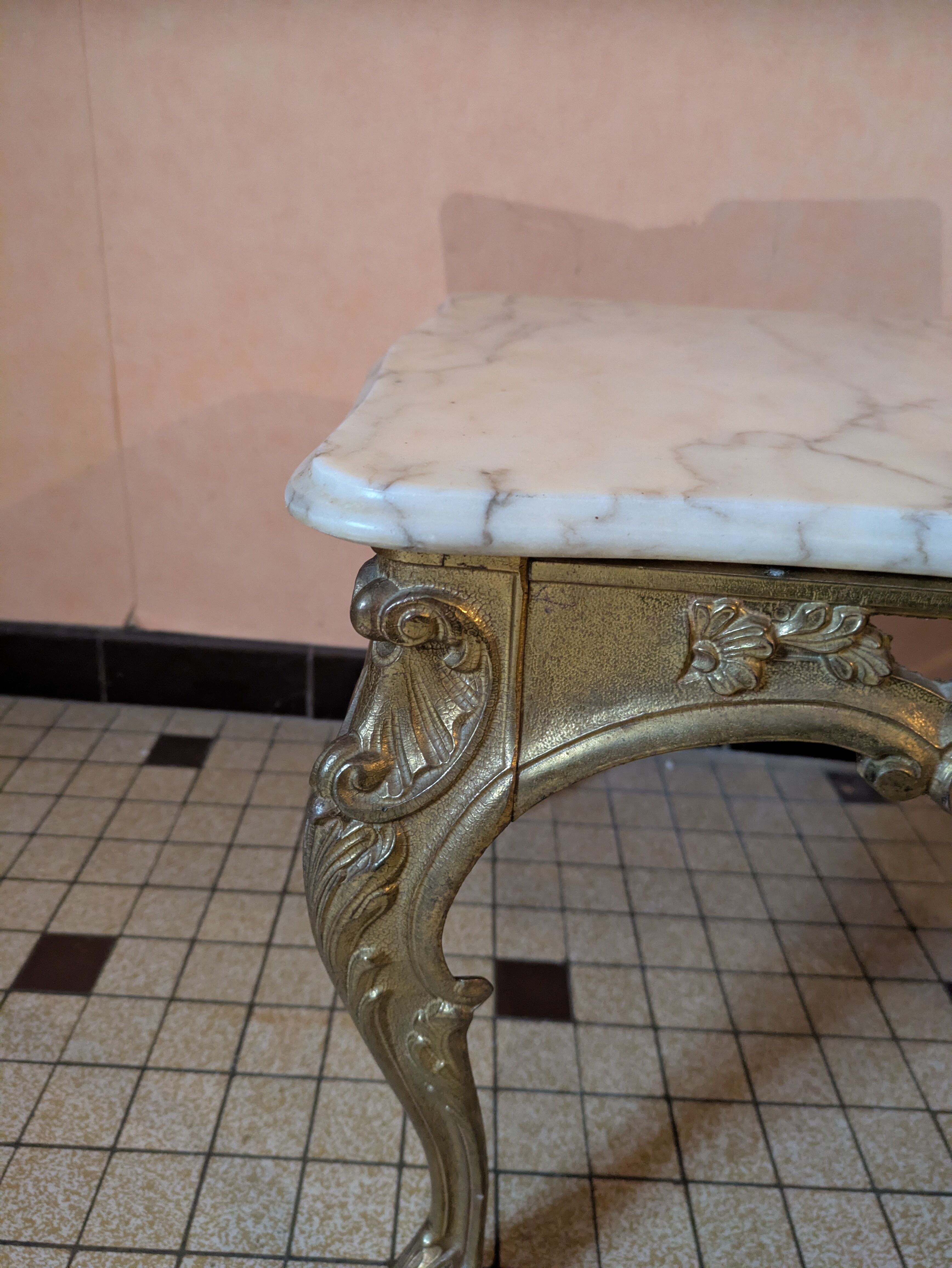 Coffee table in brass and alabaster