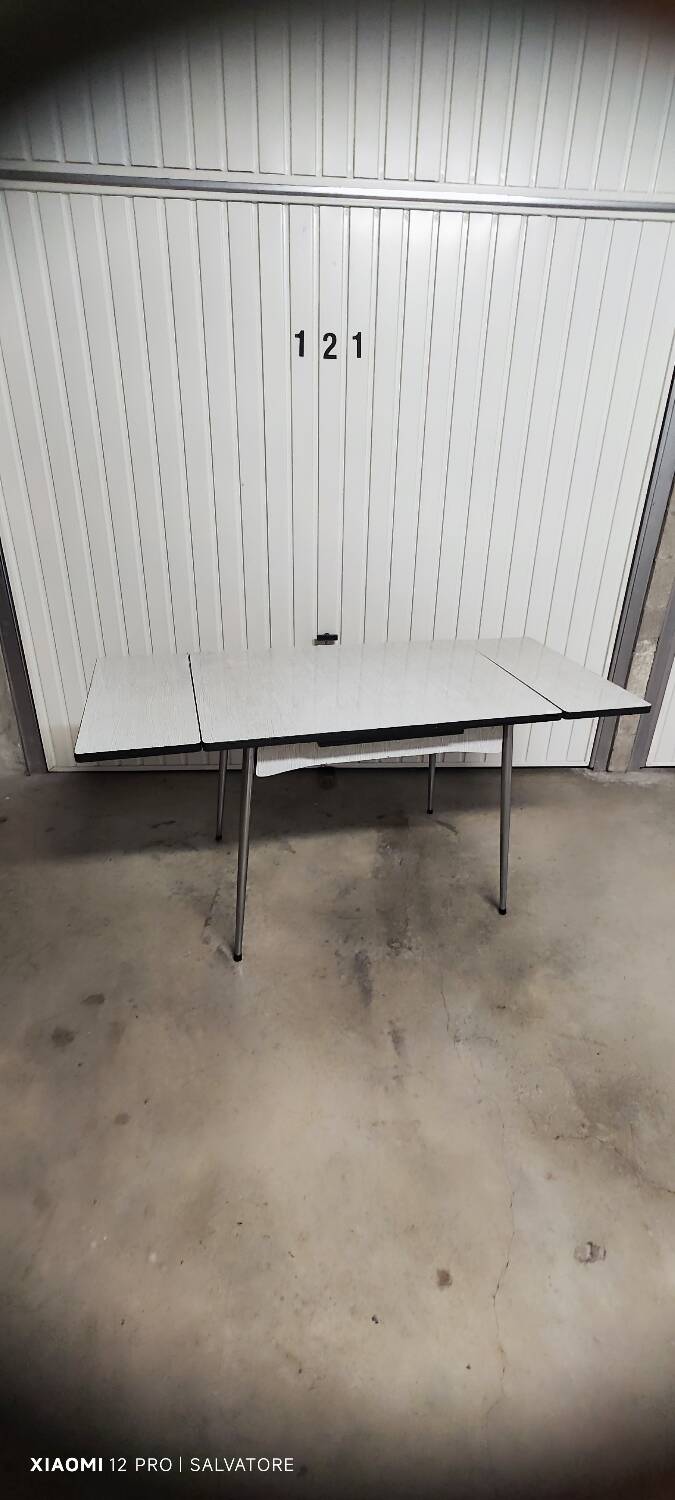 Rectangular extendable table – simple lines and light finish