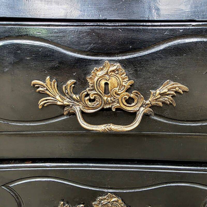 Beautiful curved tomb commode from the Louis XV period, black lacquered.