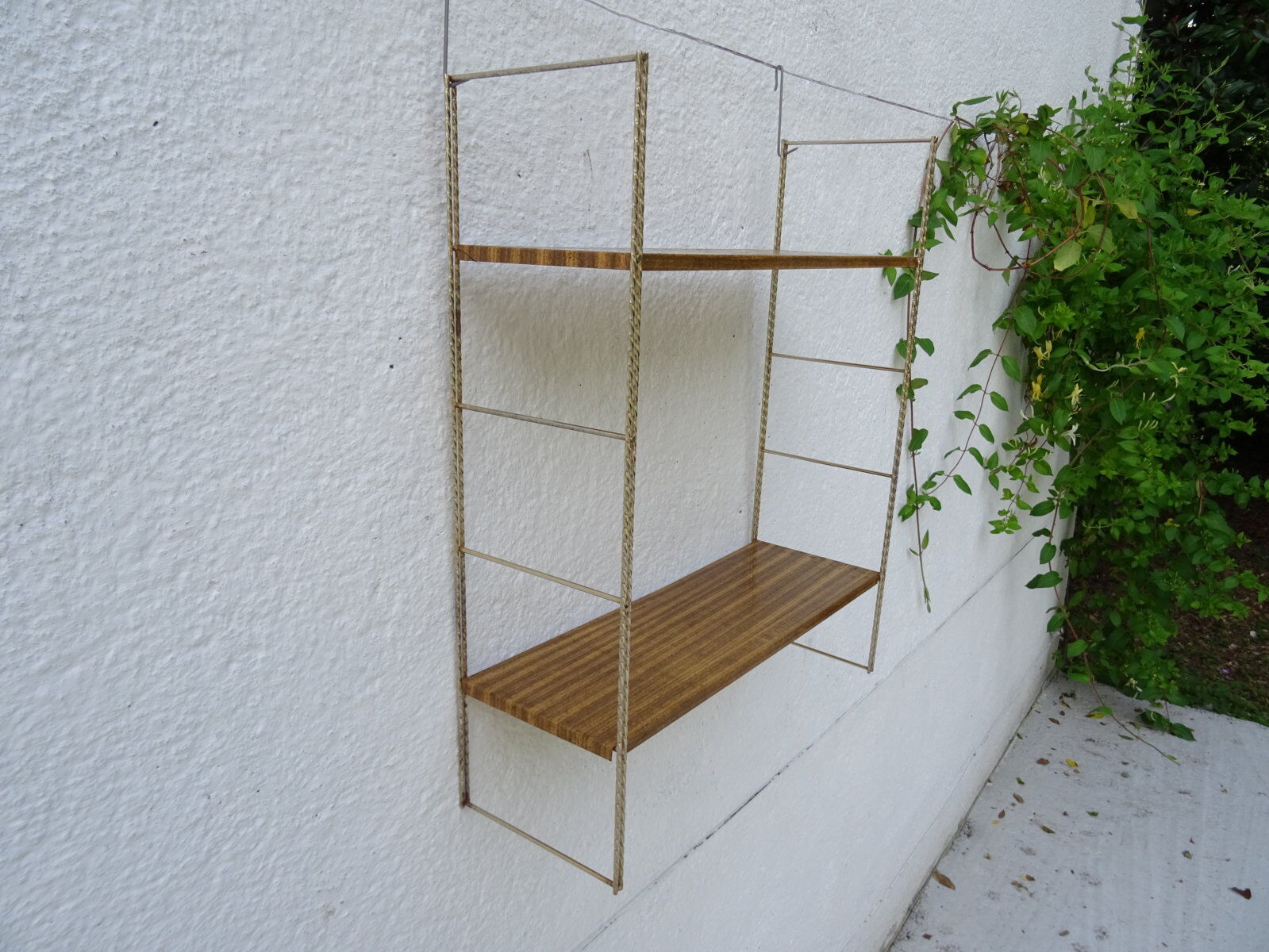 Modular wall shelf string