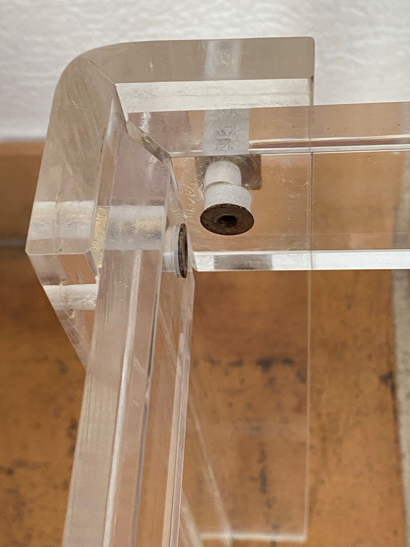 Coffee table, side table in plexiglass with a glass top.
