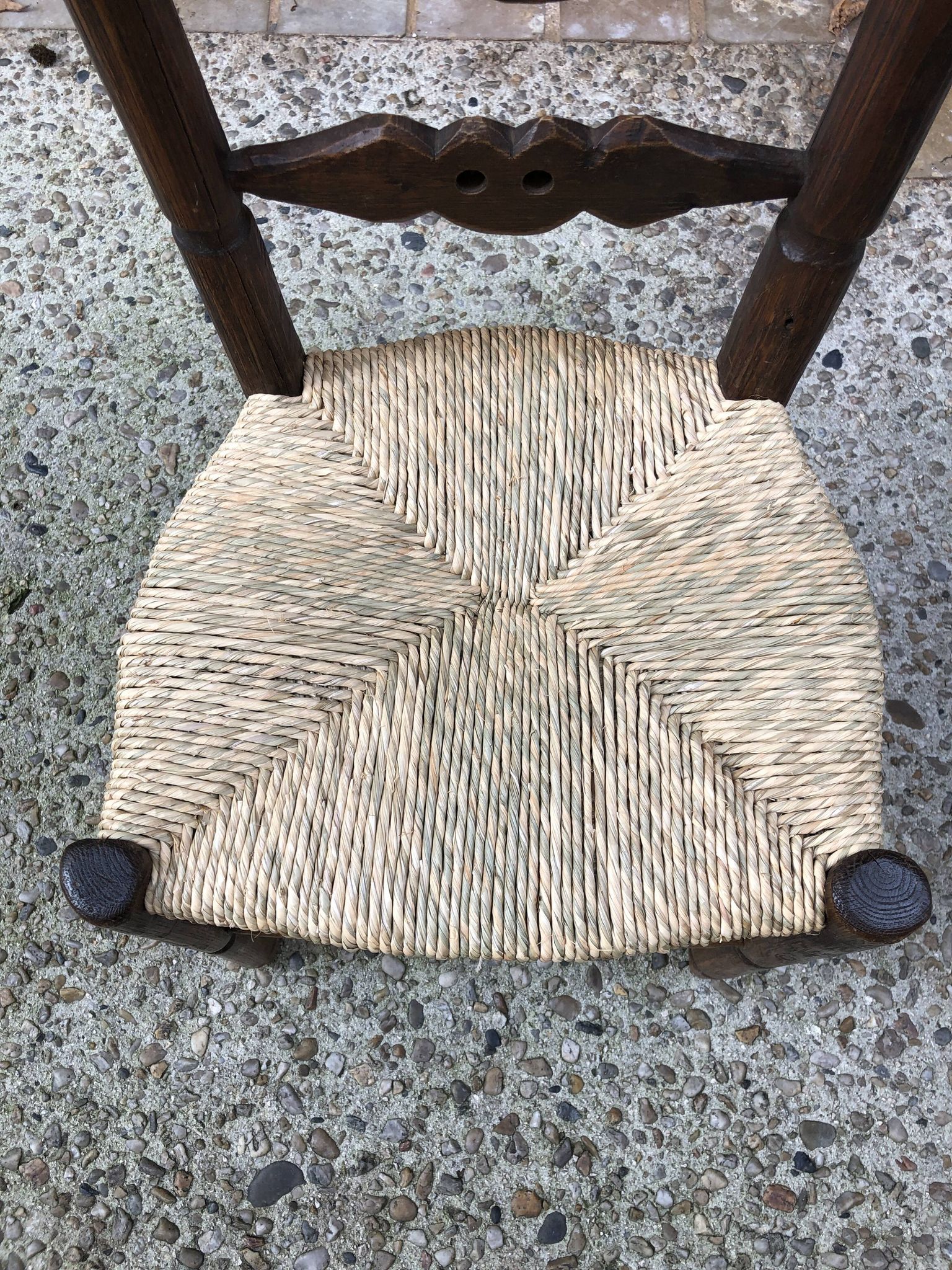 Chaise paillée brutaliste