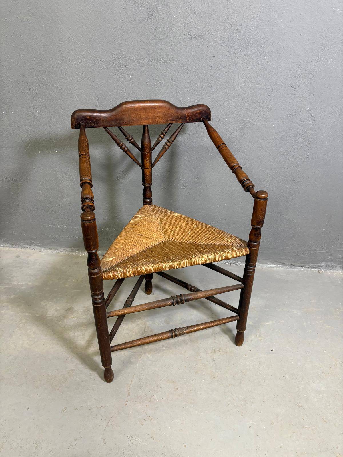 Chaise d'angle ancienne à assise en paille, vers 1880–1910