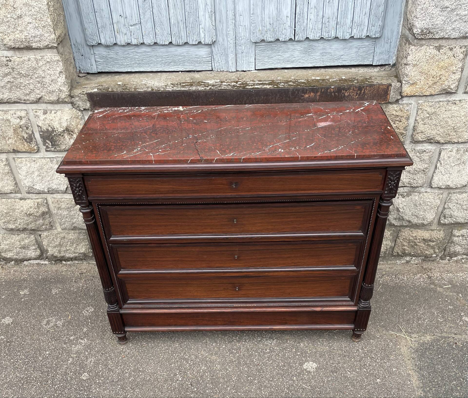 Louis Philippe commode / chest from the 19th century. Op