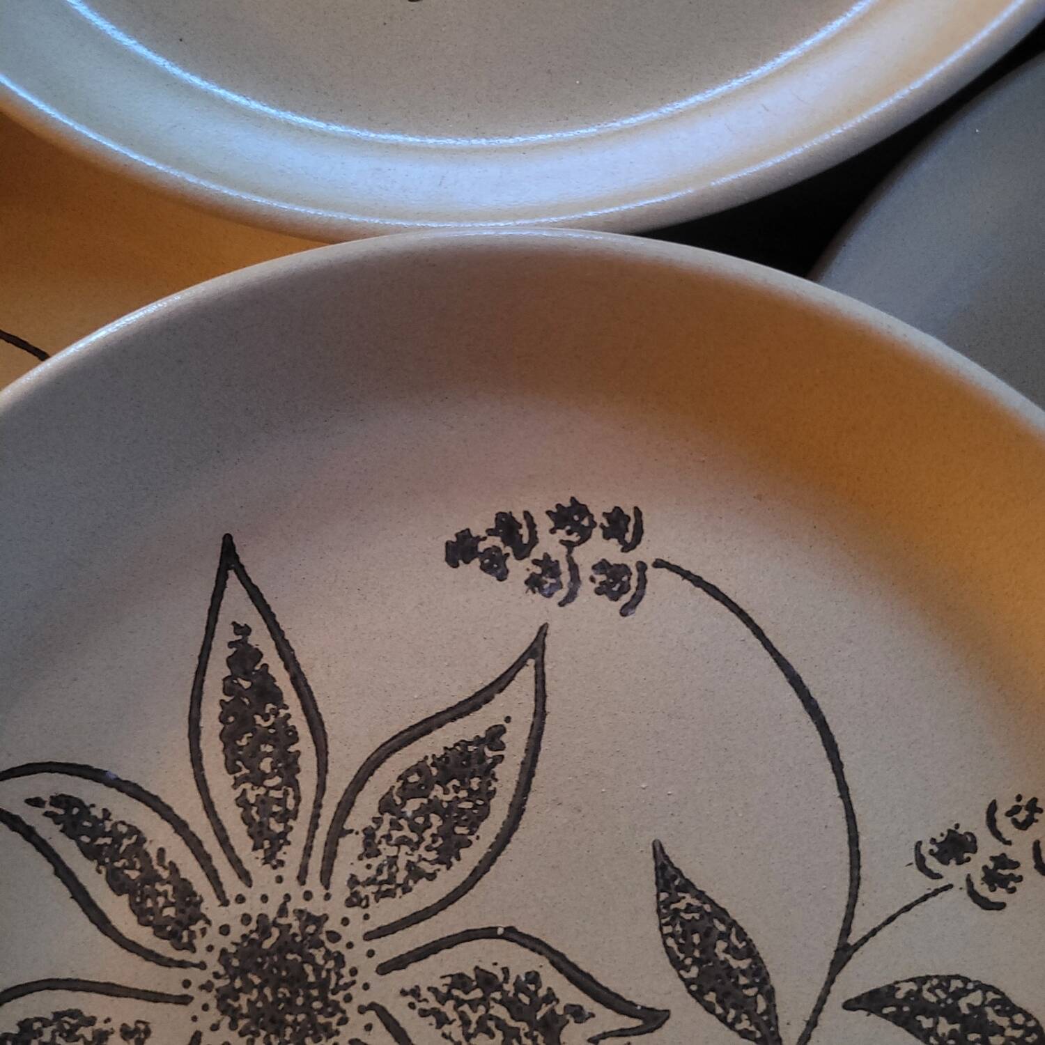 6 stoneware dinner plates with floral decoration — 1970s