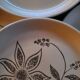 6 assiettes plates en grès décor floral — Années 70