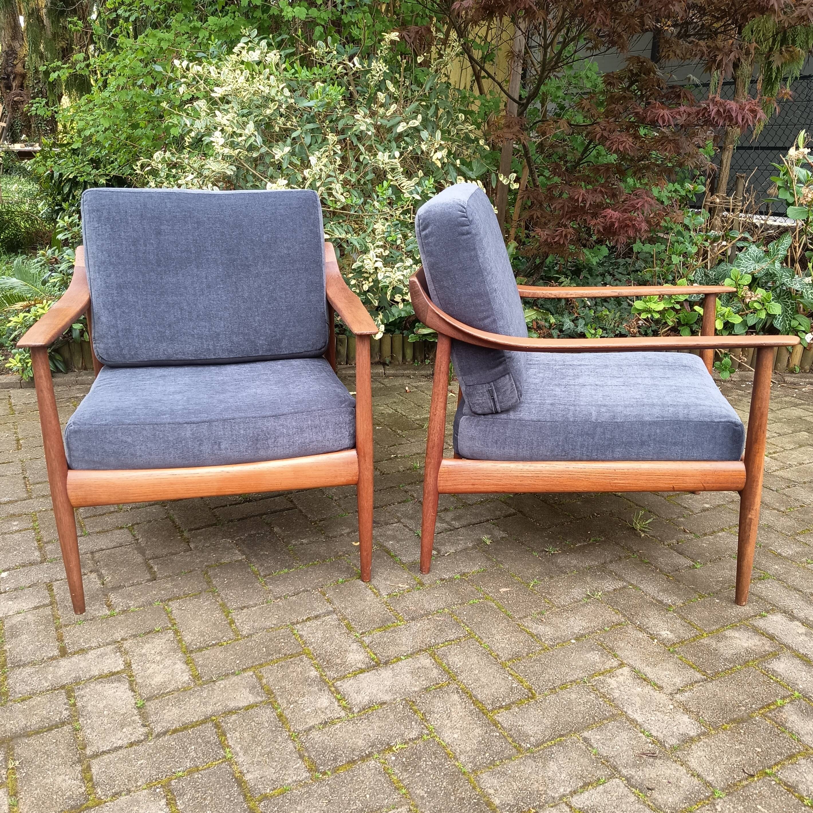 Pair of Knoll Antimott armchairs, 1960