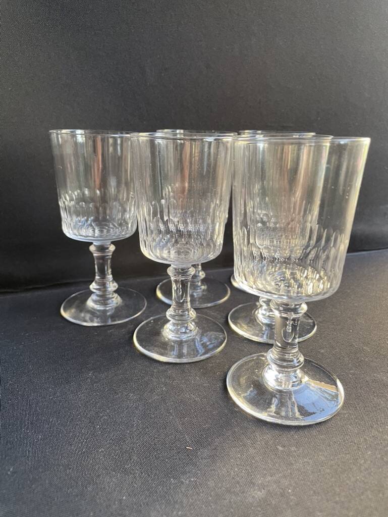 6 wine glasses – light cut crystal