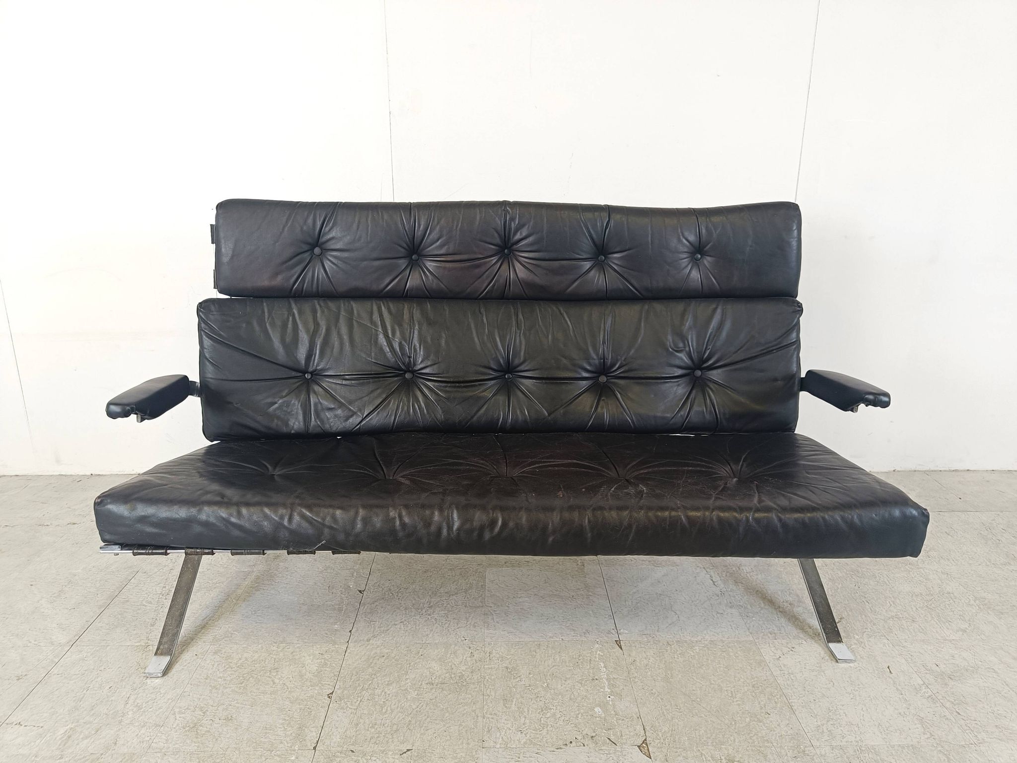 Canapé vintage en cuir noir et chrome, années 1970