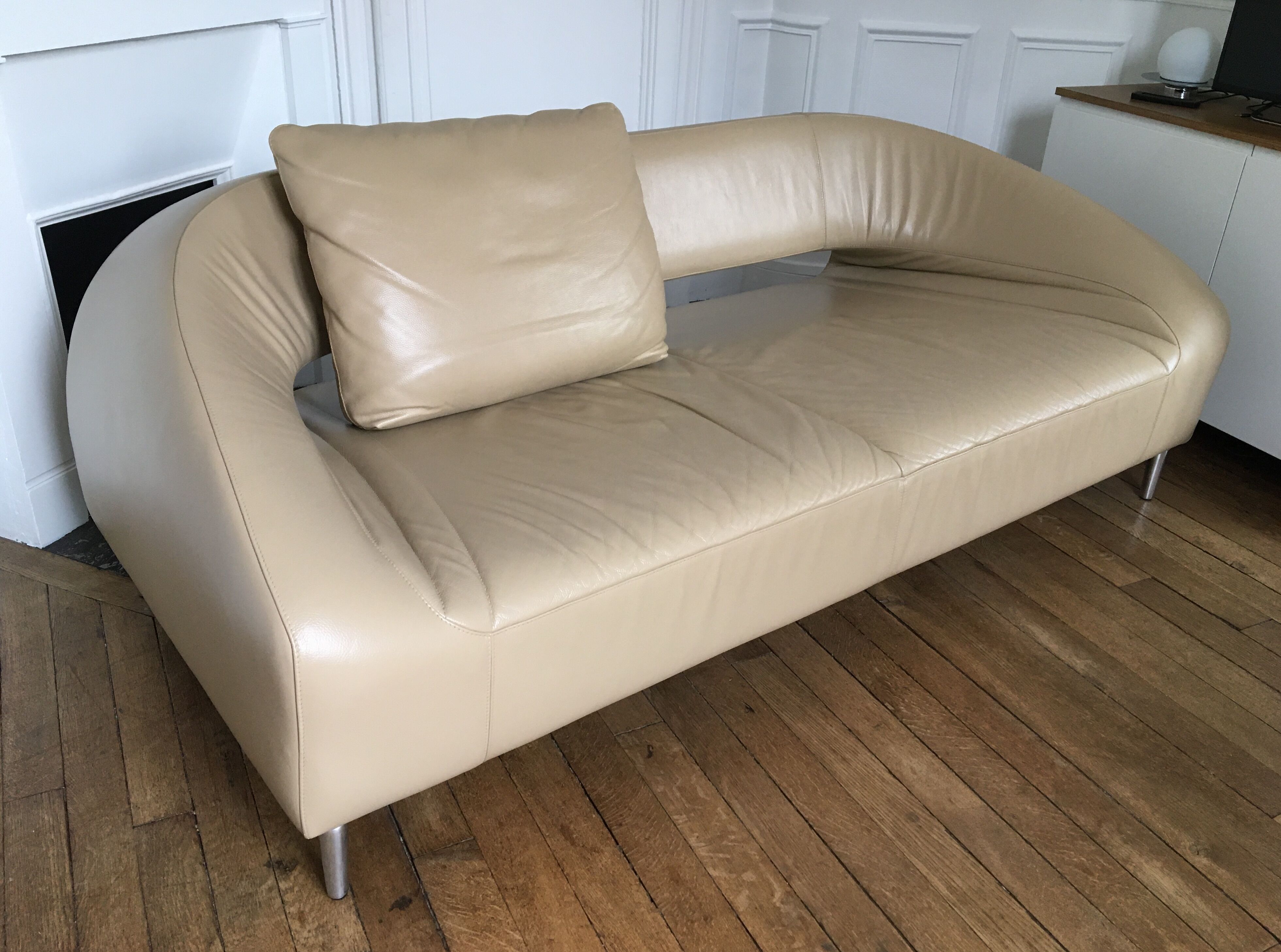 Léolux sofa in beige leather/cream new