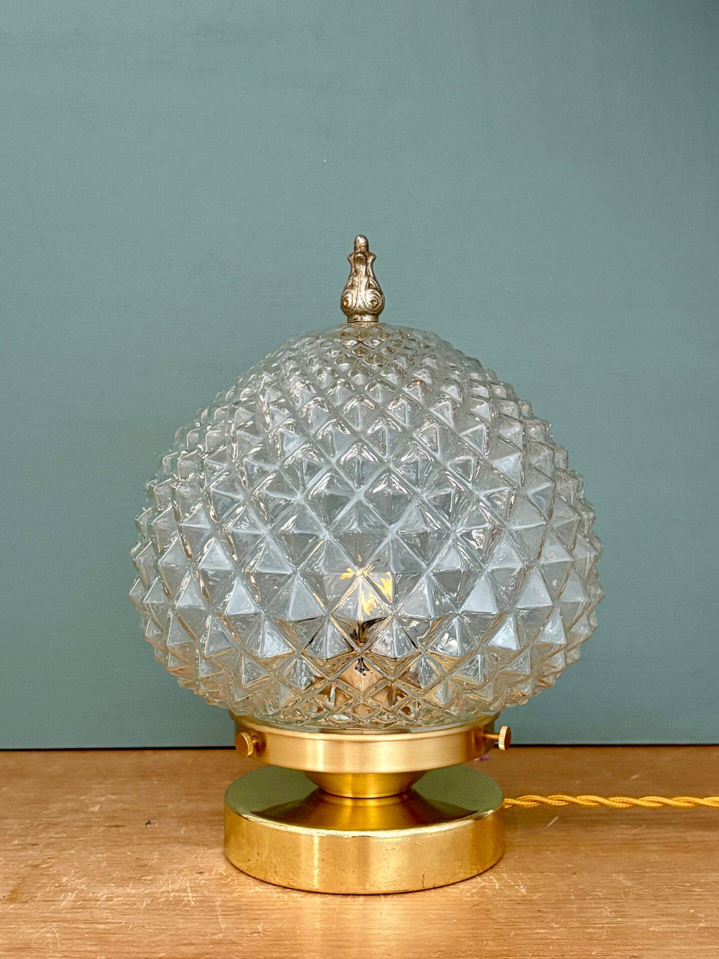 Lampe à poser globe vintage en verre moulé pointes de diamant