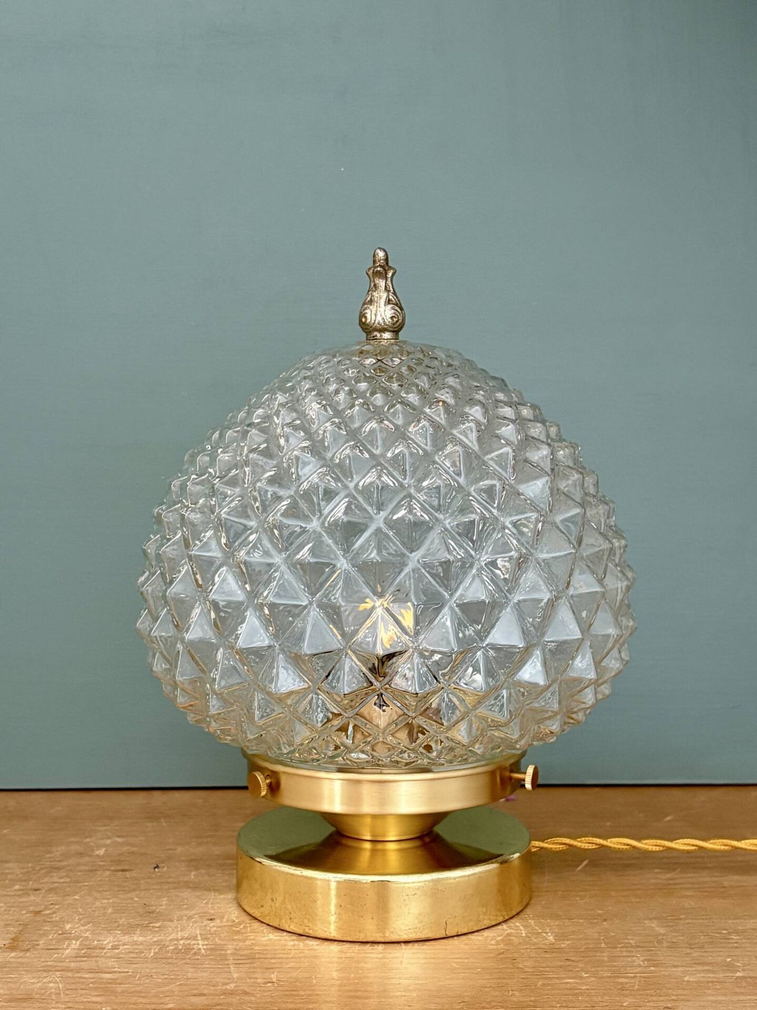 Lampe à poser globe vintage en verre moulé pointes de diamant