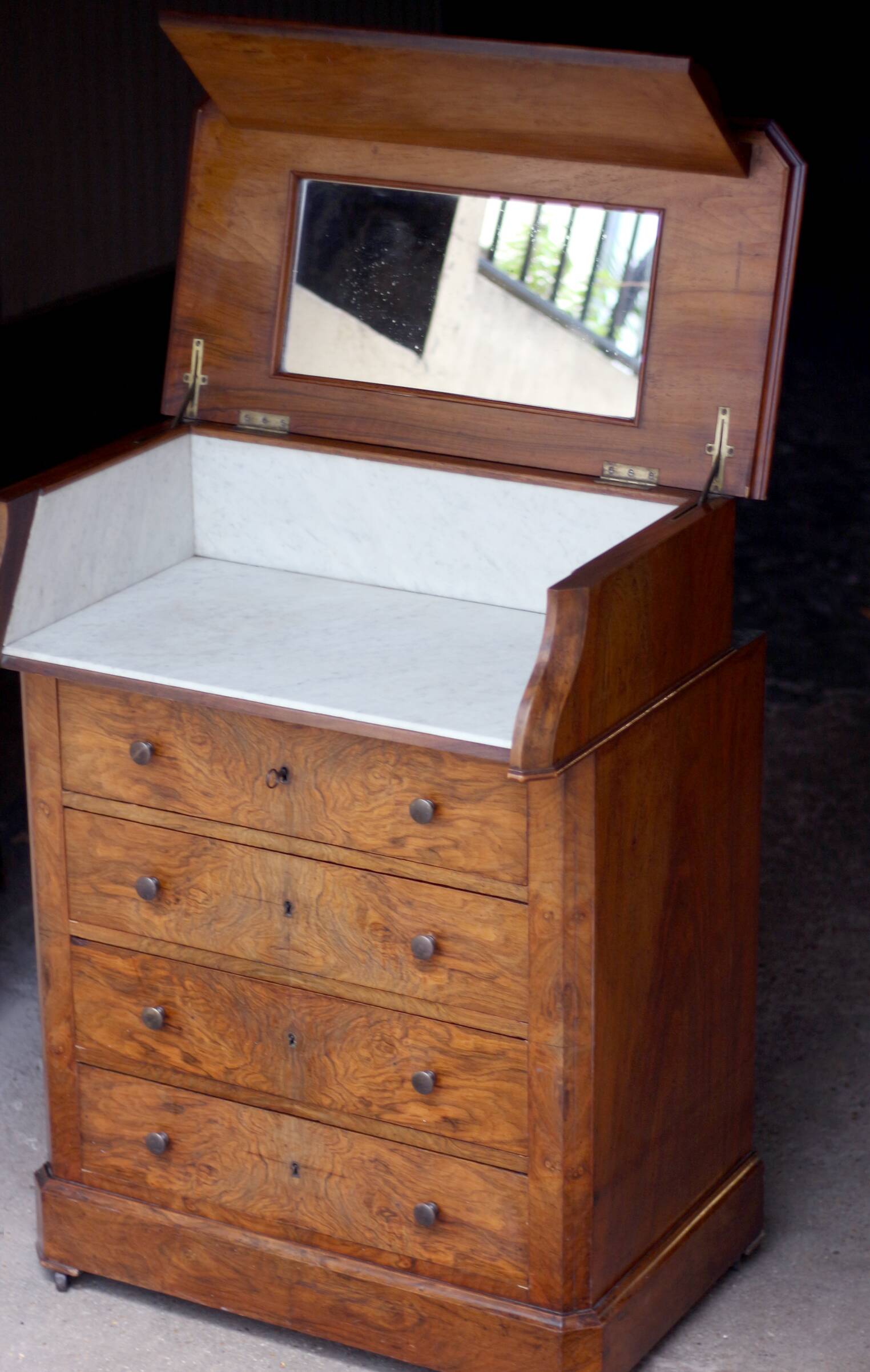 Classy dressing table in mahogany burl (19th century).