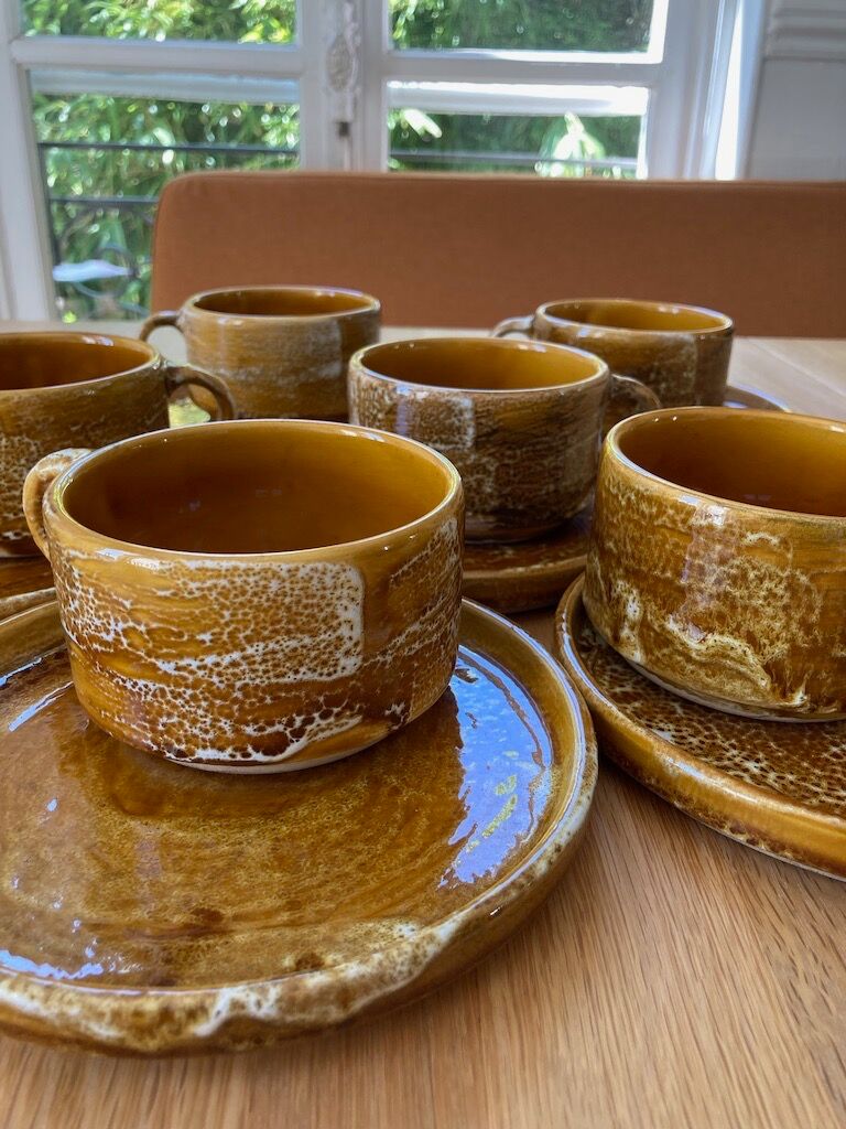 6 stoneware cups and 6 enamel plates