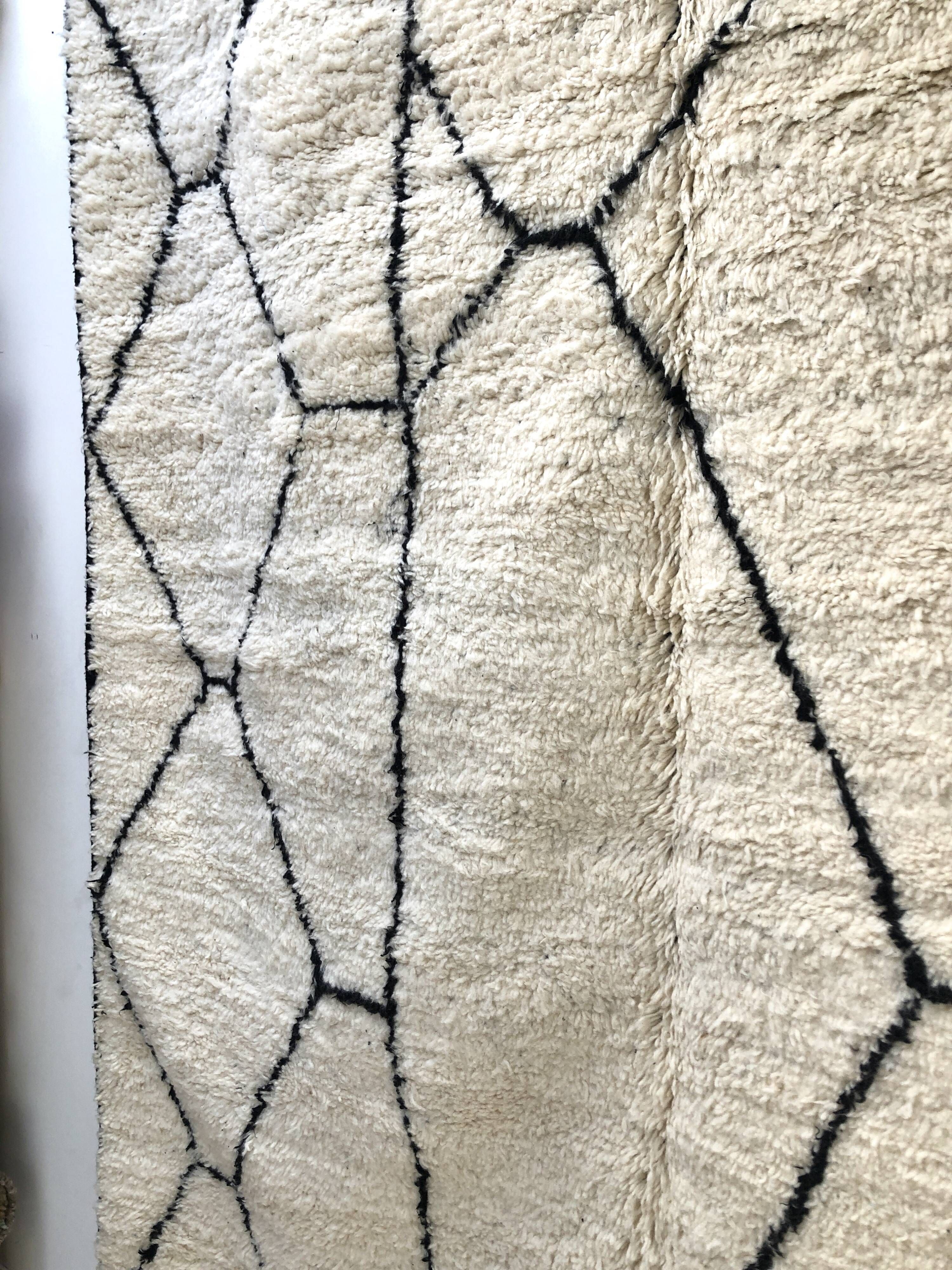 Moroccan Berber carpet Beni Ouarain with black graphic patterns 3,09x1.99m