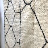 Moroccan Berber carpet Beni Ouarain with black graphic patterns 3,09x1.99m