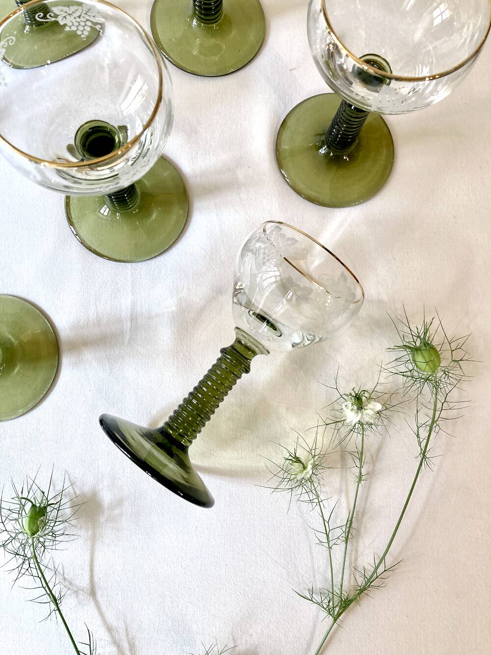 7 verres à vin d'Alsace Roemer, pieds gradins vert mousse et liseré doré