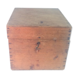 Boîte carrée en bois brut
