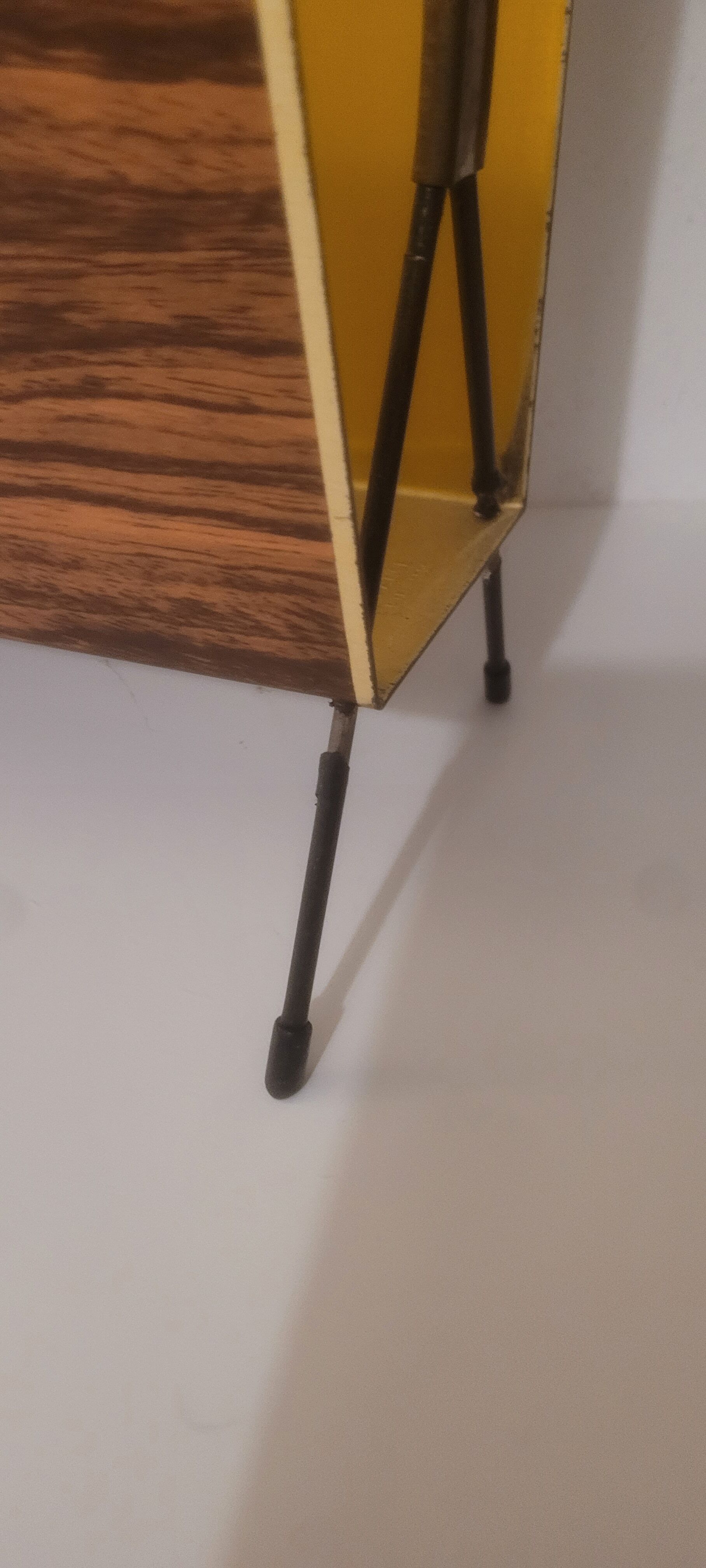 Porte magazine vintage impression bois et laiton