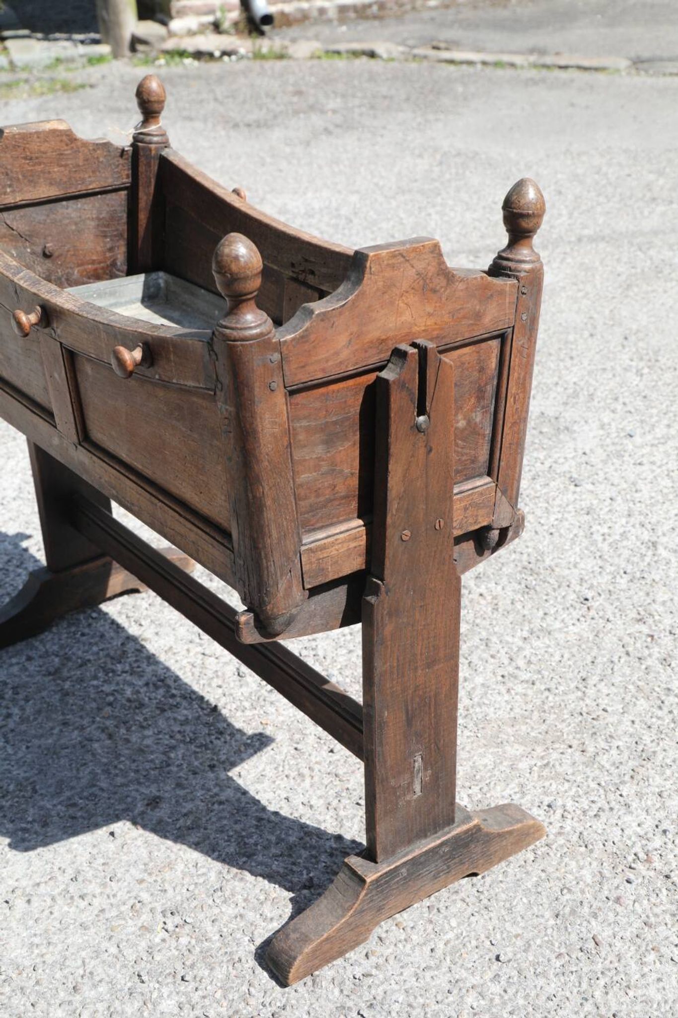 Berceau ancien jardinière