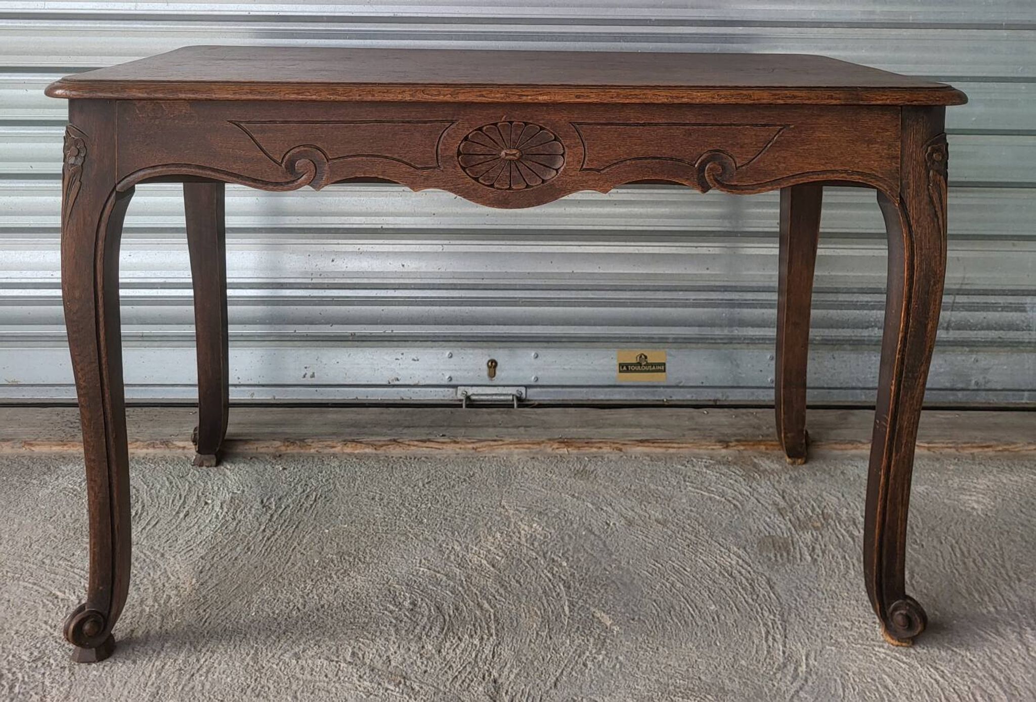 Bureau dit "bureau de dame" / table style Louis XV en bois  massif
