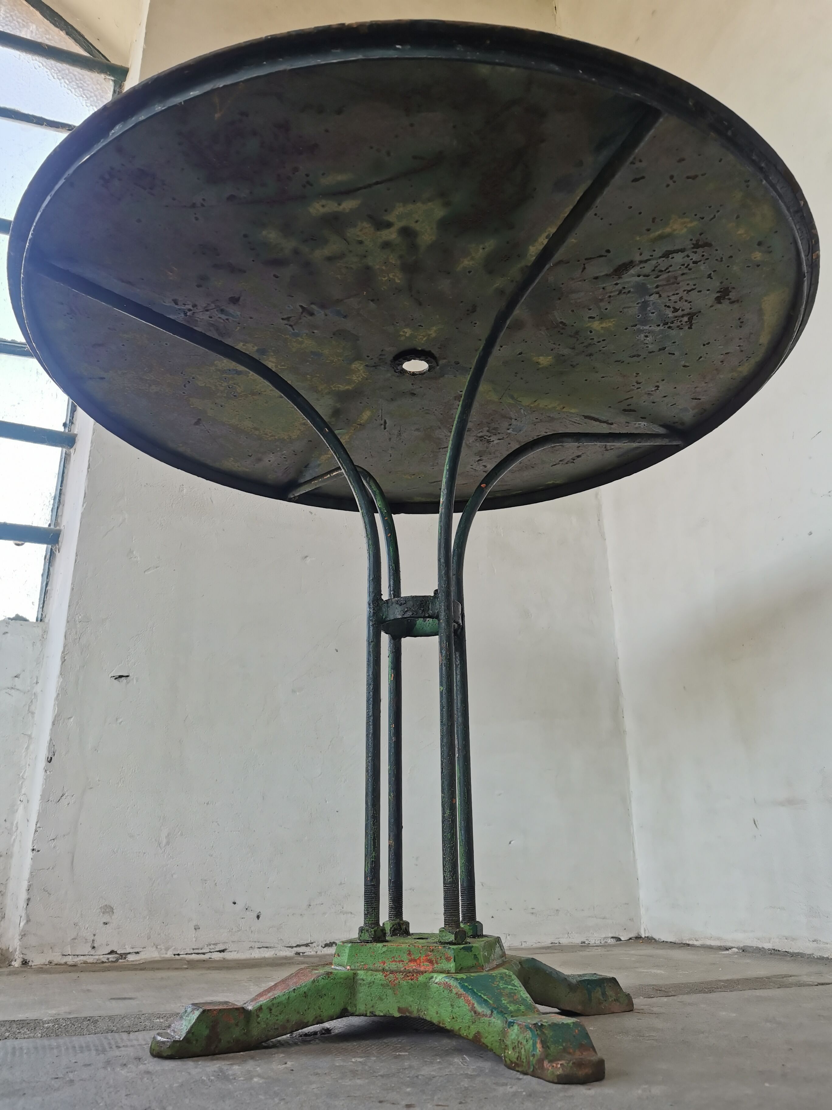 Round garden table cast iron and metal