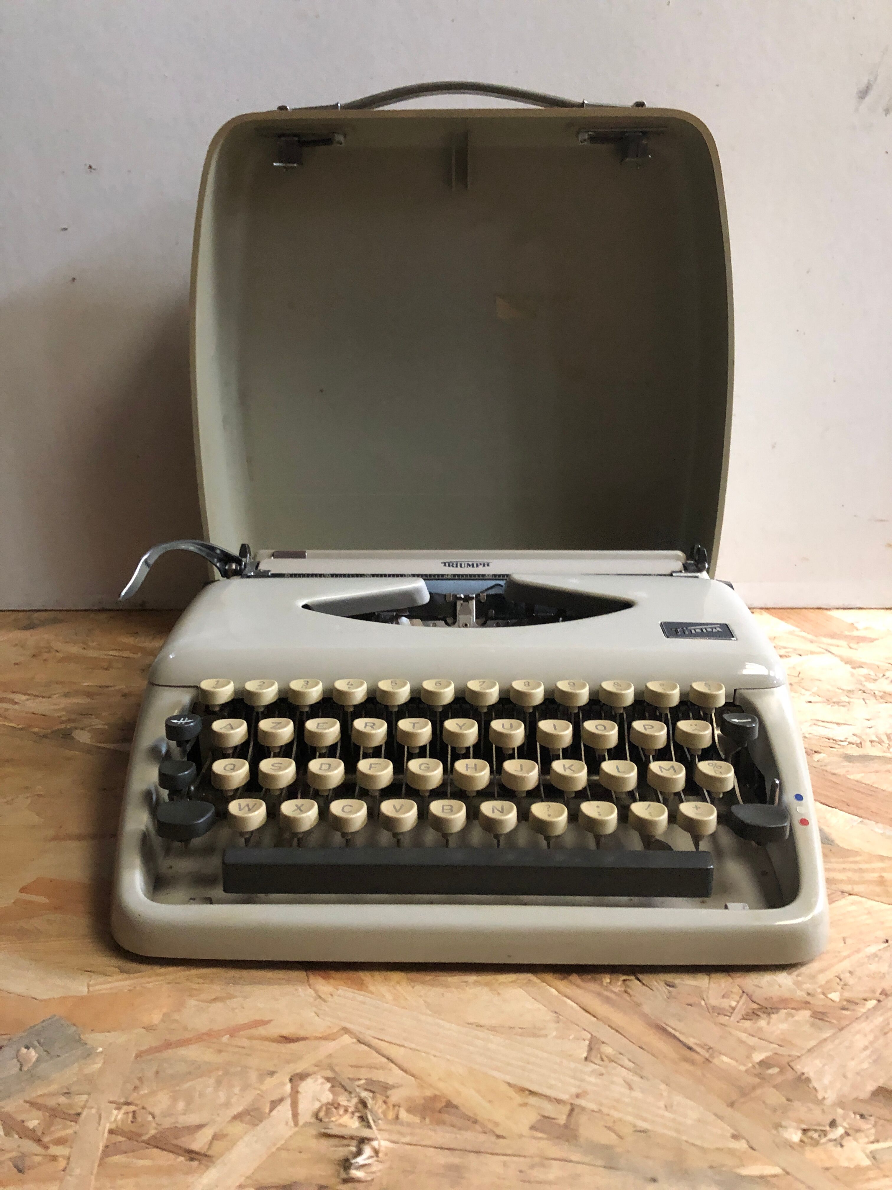 Old writing machine triumph tippa bakelite grey + vintage trunk
