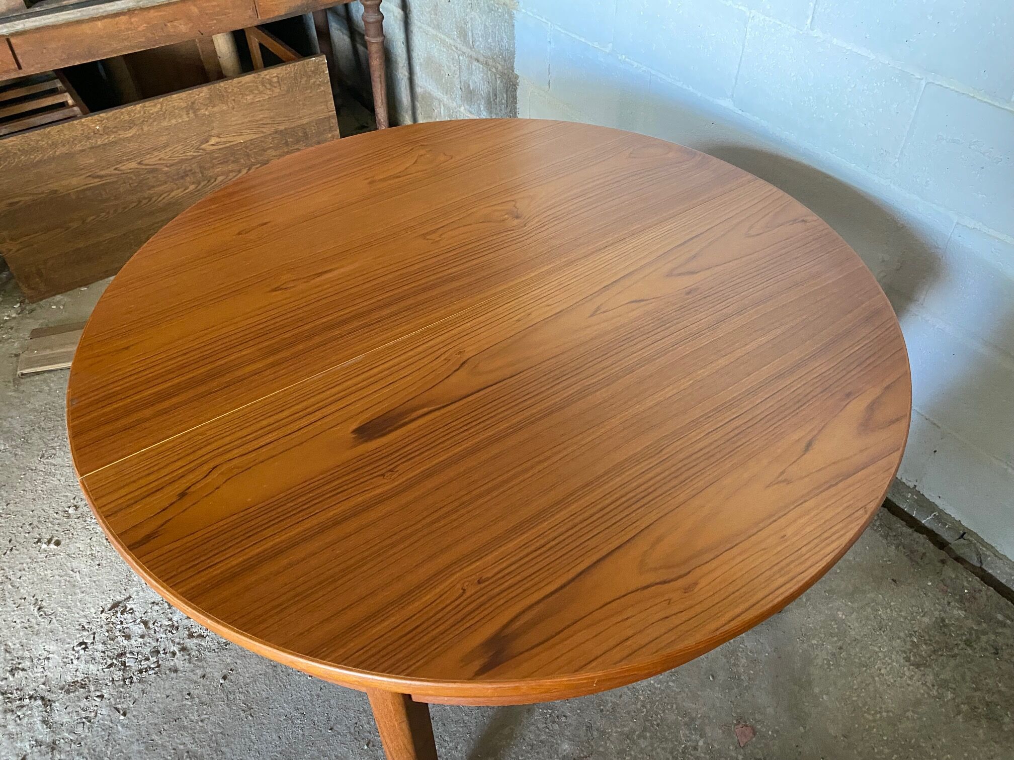 Scandinavian extendable table in teak