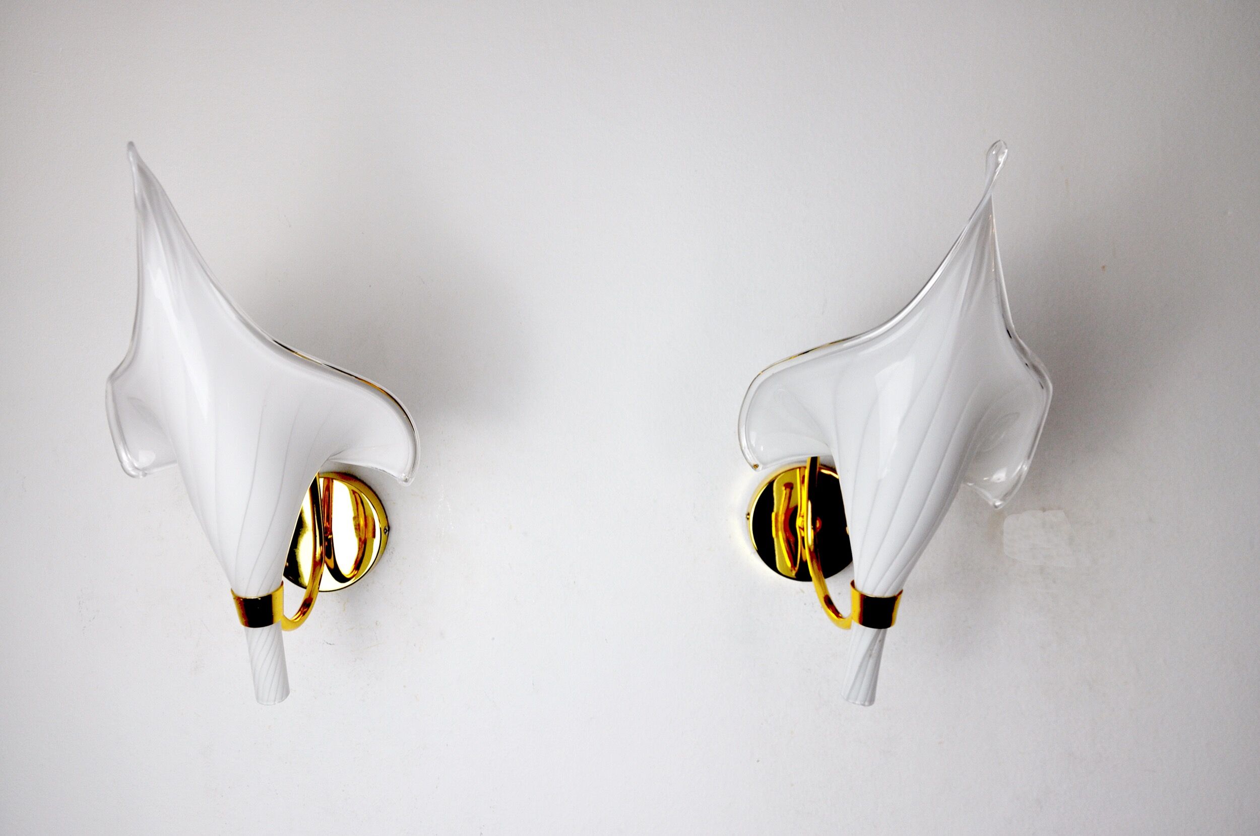 Pair of white fleur de lys sconces, murano glass, Italy, 1970