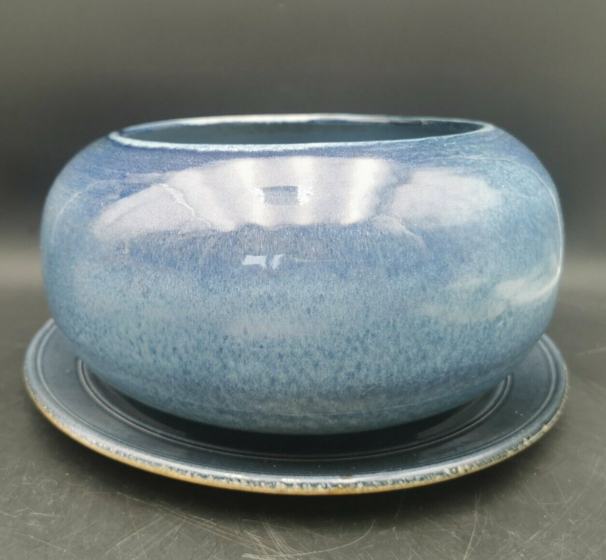 Blue ceramic bowl and its undercut