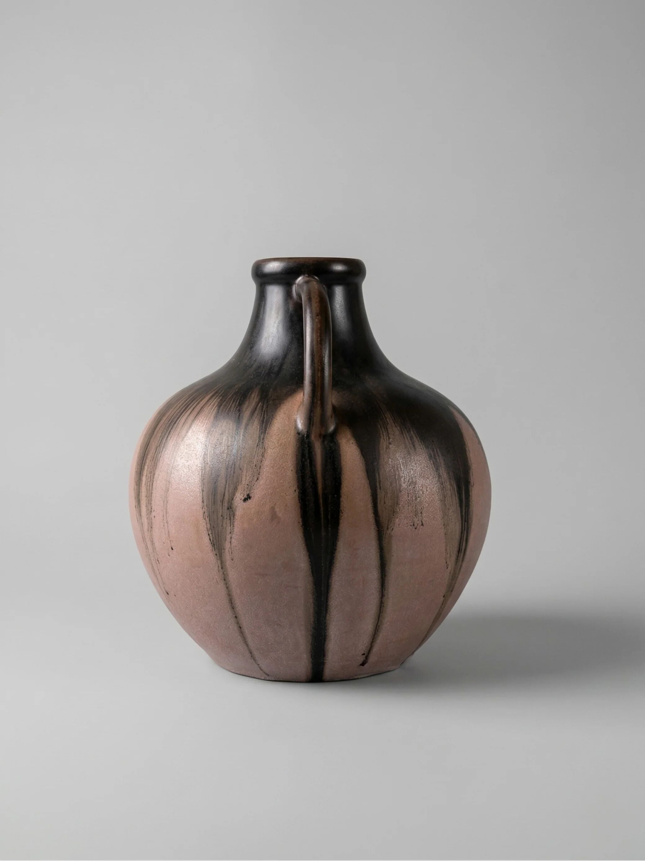 Stoneware vase signed Méténier, double handle, flamed pink and black glaze – 22 cm