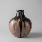 Vase en grès signé Méténier, double anse, émail flammé rose et noir