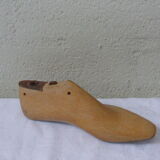 Shoe, form for shoe in wood and metal