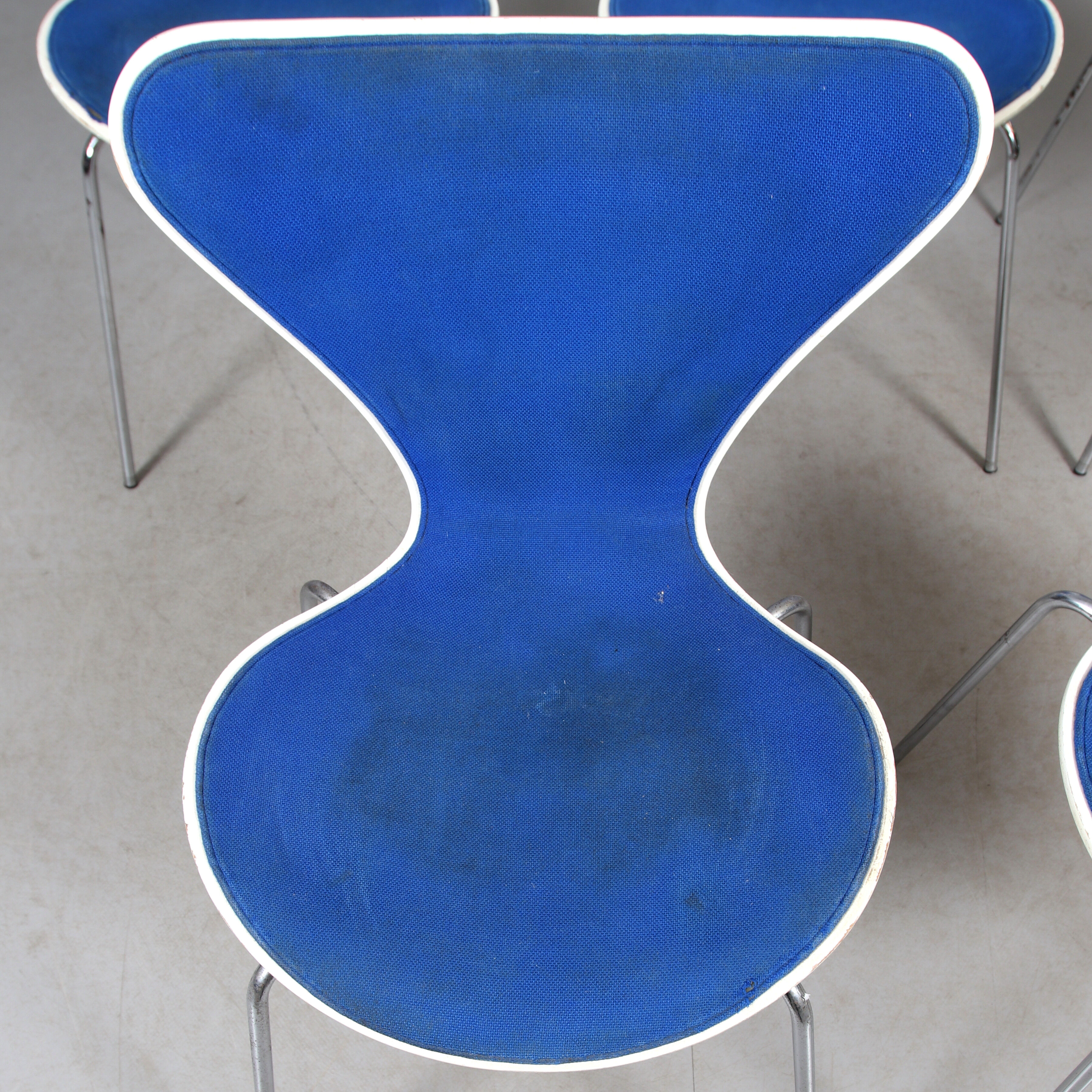 5 Blue Chair "Butterfly" by Arne Jacobsen, Series 7