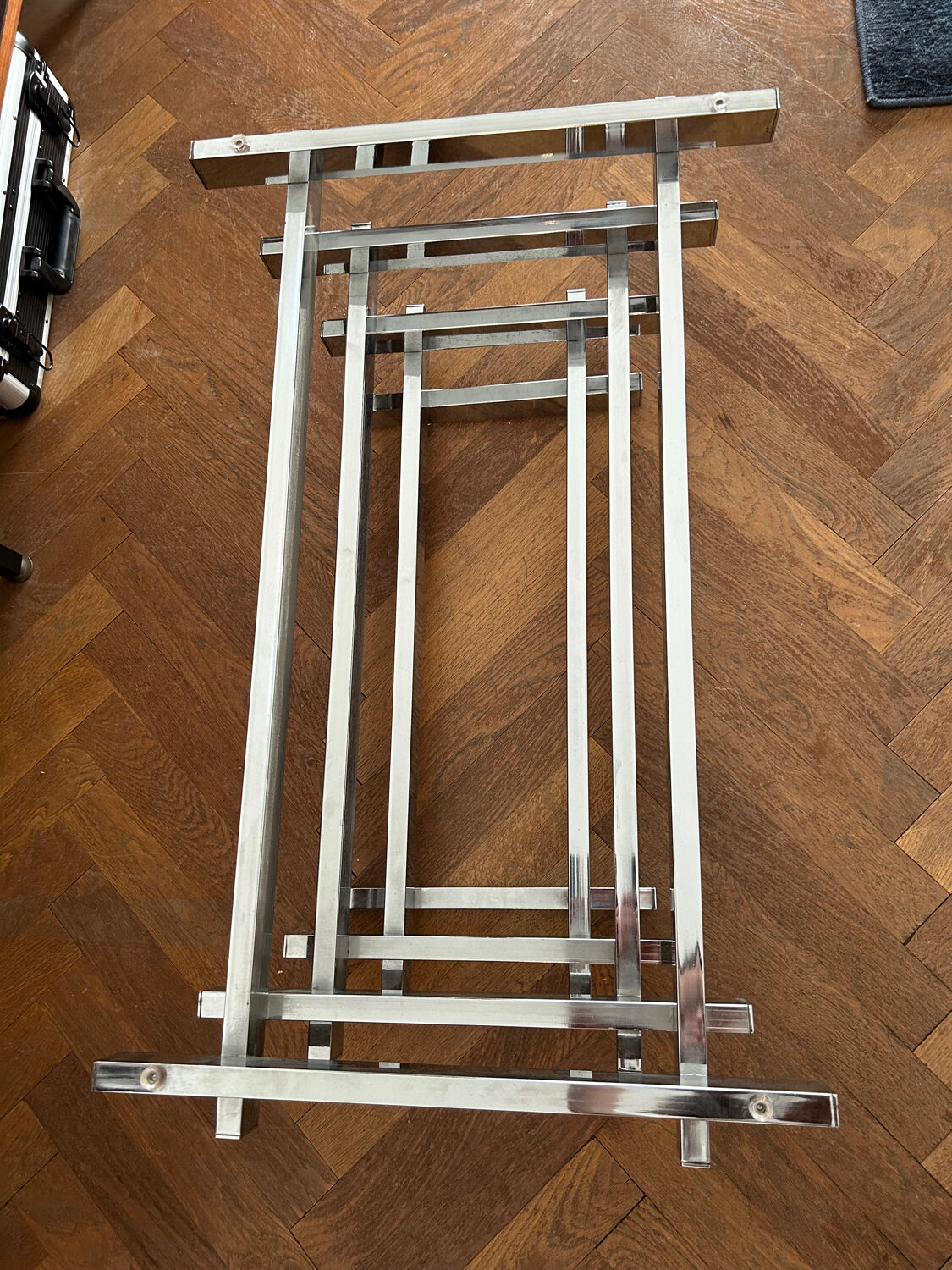 70s design coffee table in rectangular glass with chrome legs.