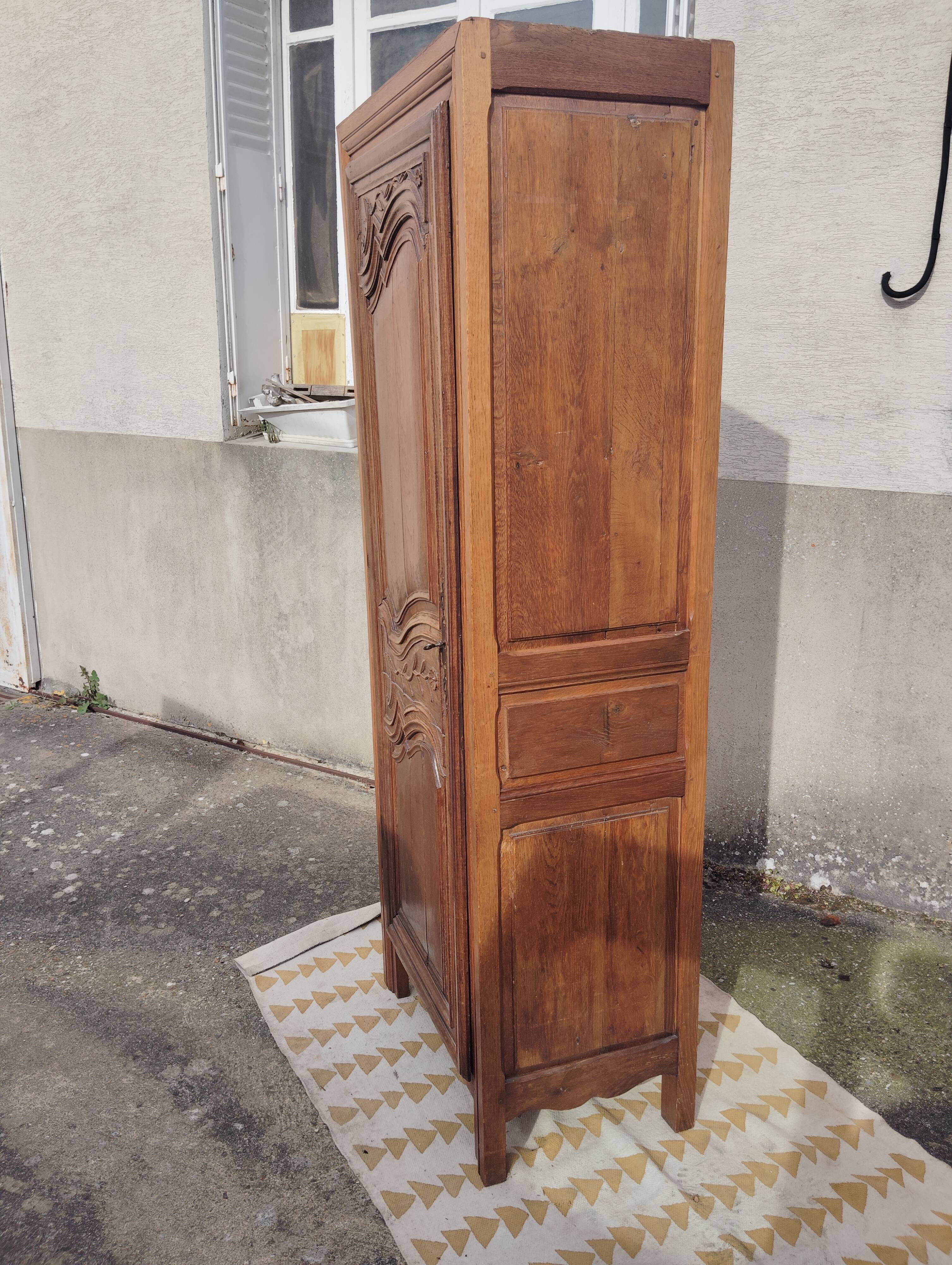 Antique oak bonnetière