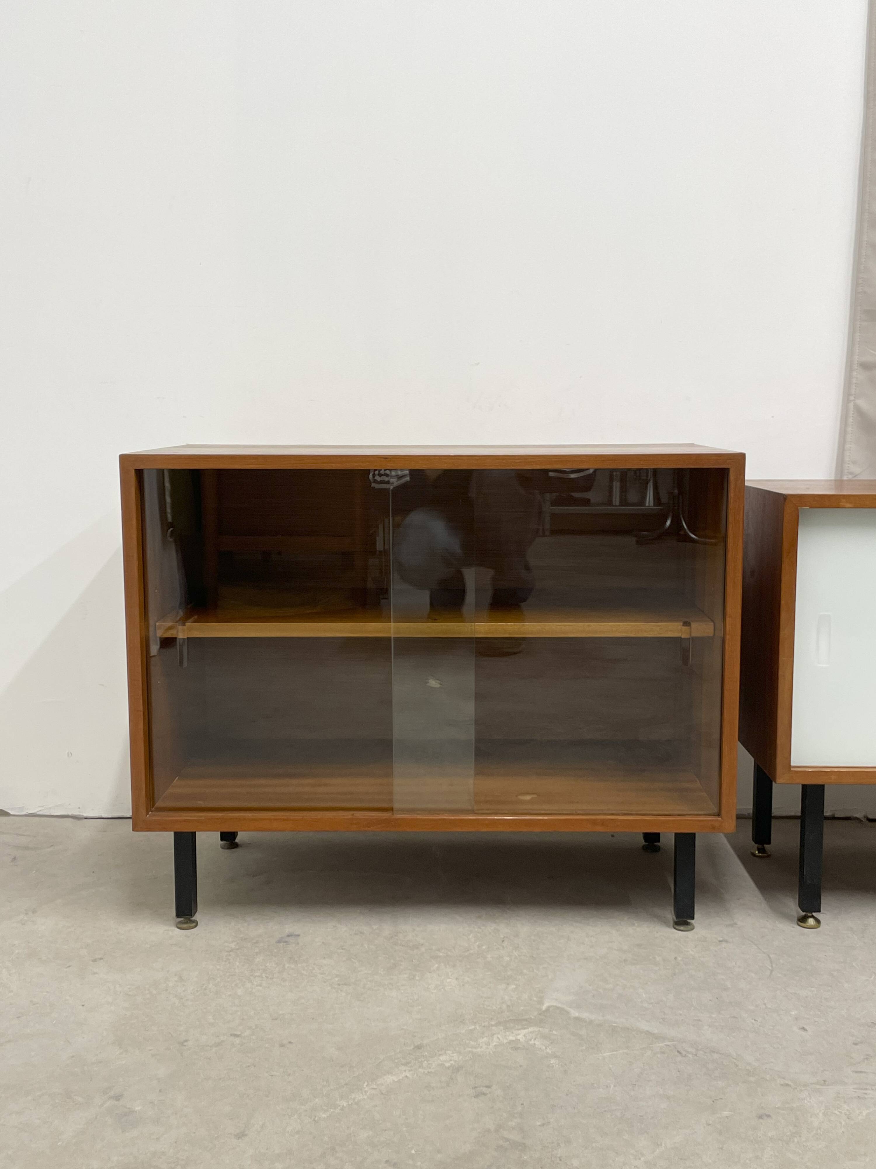 Petit buffet en bois et portes en verre