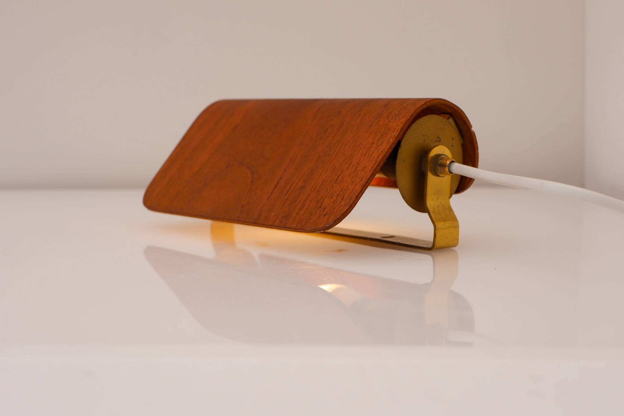Applique en teck vintage. Design scandinave classique du milieu du siècle moderne.